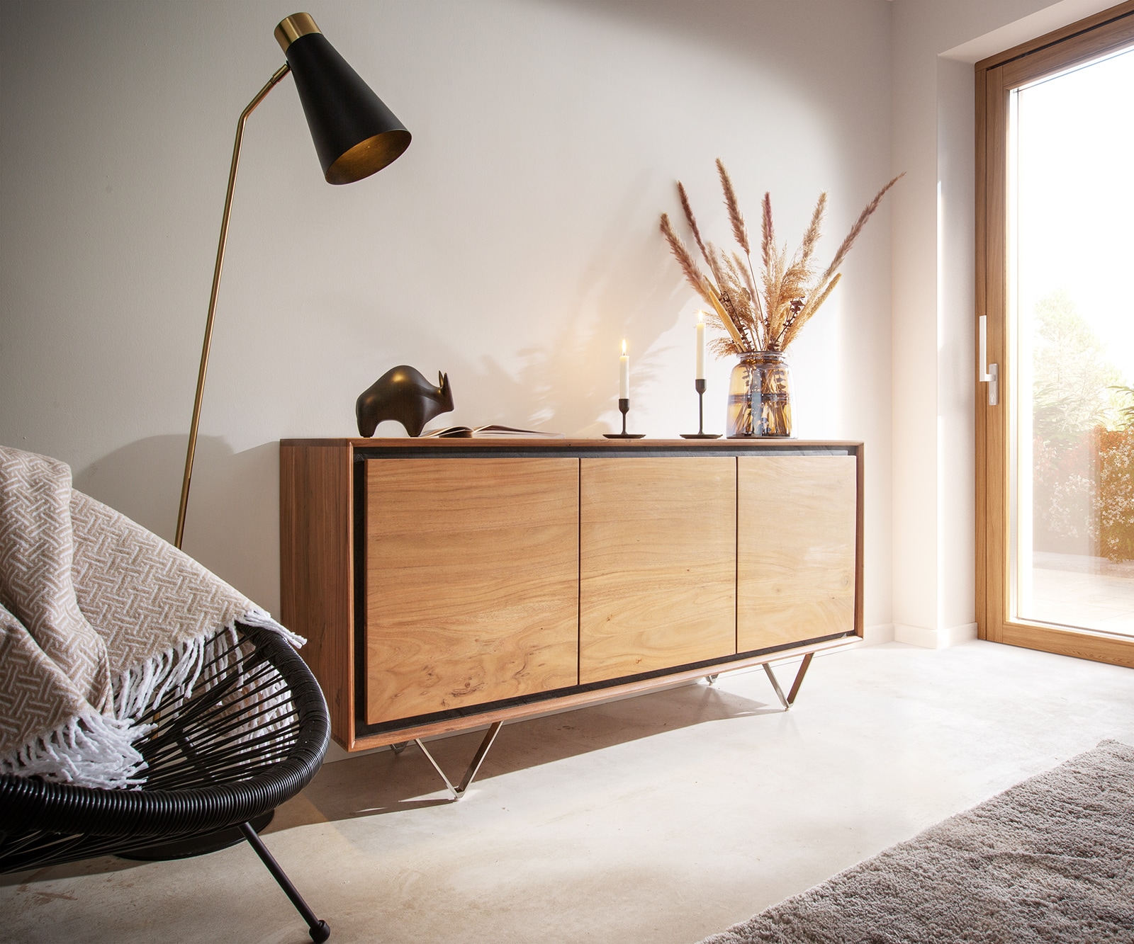 Dressoir Stonegrace 145 cm acacia natuur 3 deuren steen fineer V-poot Dressoir Stonegrace 145 cm acacia natuur 3 deuren steen fineer V-poot