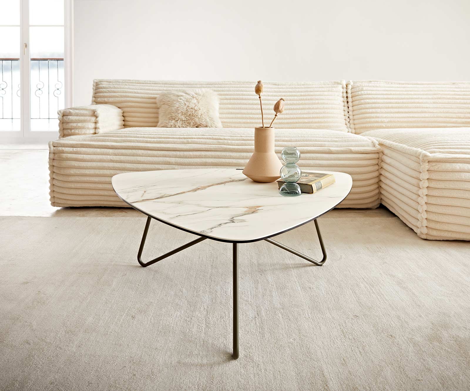 Salontafel Ekrem 88x85 cm keramiek Calacatta Luxe wit-goud-grijs kruisvoet rond metaal effect afwerking titanium 1 Salontafel Ekrem 88x85 cm keramiek Calacatta Luxe wit-goud-grijs kruisvoet rond metaal effect afwerking titanium 1