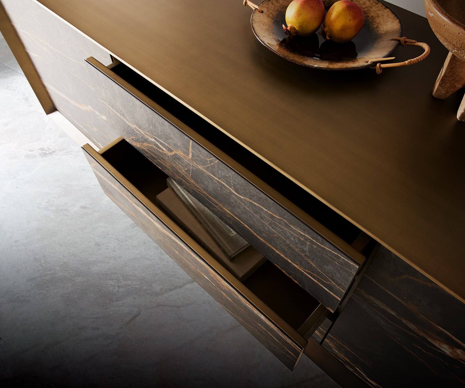 Dressoir Yori metaal goud 200 cm 2 deuren 3 lades zwevend metaal zwart keramiek Laminam®Noir Desir bruin  4 Dressoir Yori metaal goud 200 cm 2 deuren 3 lades zwevend metaal zwart keramiek Laminam®Noir Desir bruin  4