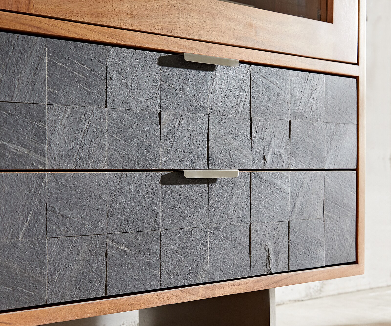 Vitrinekast Teele 115x150 cm acacia natuurleisteen 2 deuren 4 laden poot zwevend RVS 4