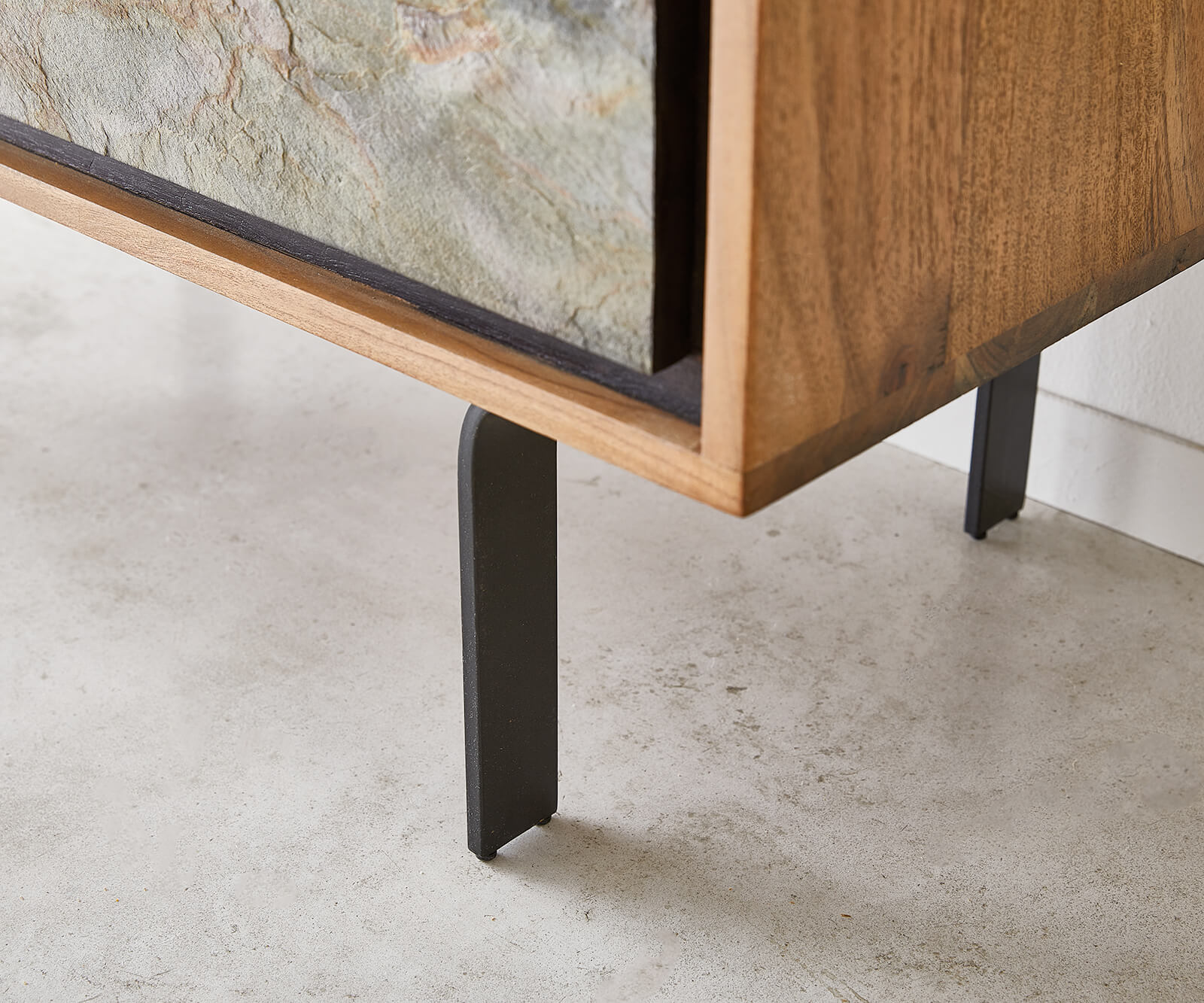 Boekenkast Juwelo 88 cm acacia natuur steenfineer metaal zwart 8