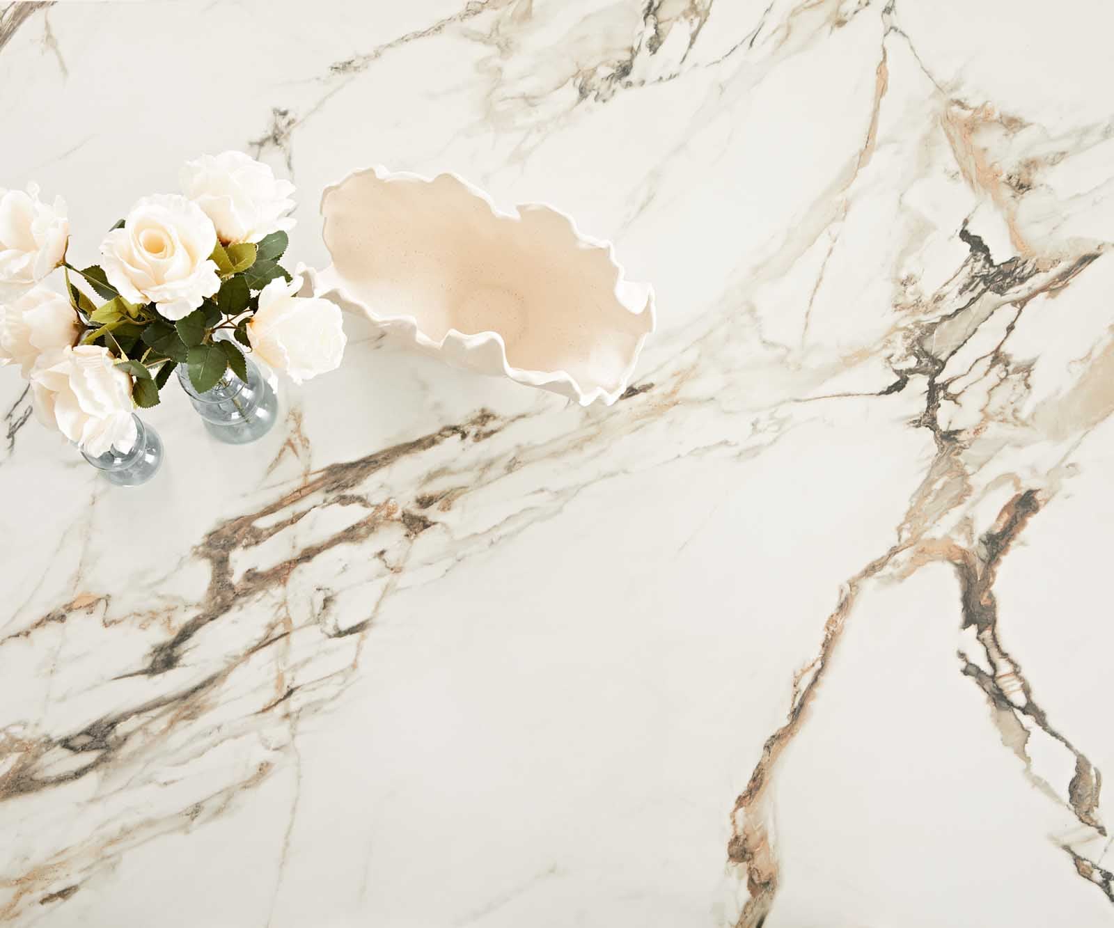 Eetkamertafel Edge 200x100 keramiek Calacatta Luxe wit-goud-grijs RVS schuin 3 Eetkamertafel Edge 200x100 keramiek Calacatta Luxe wit-goud-grijs RVS schuin 3