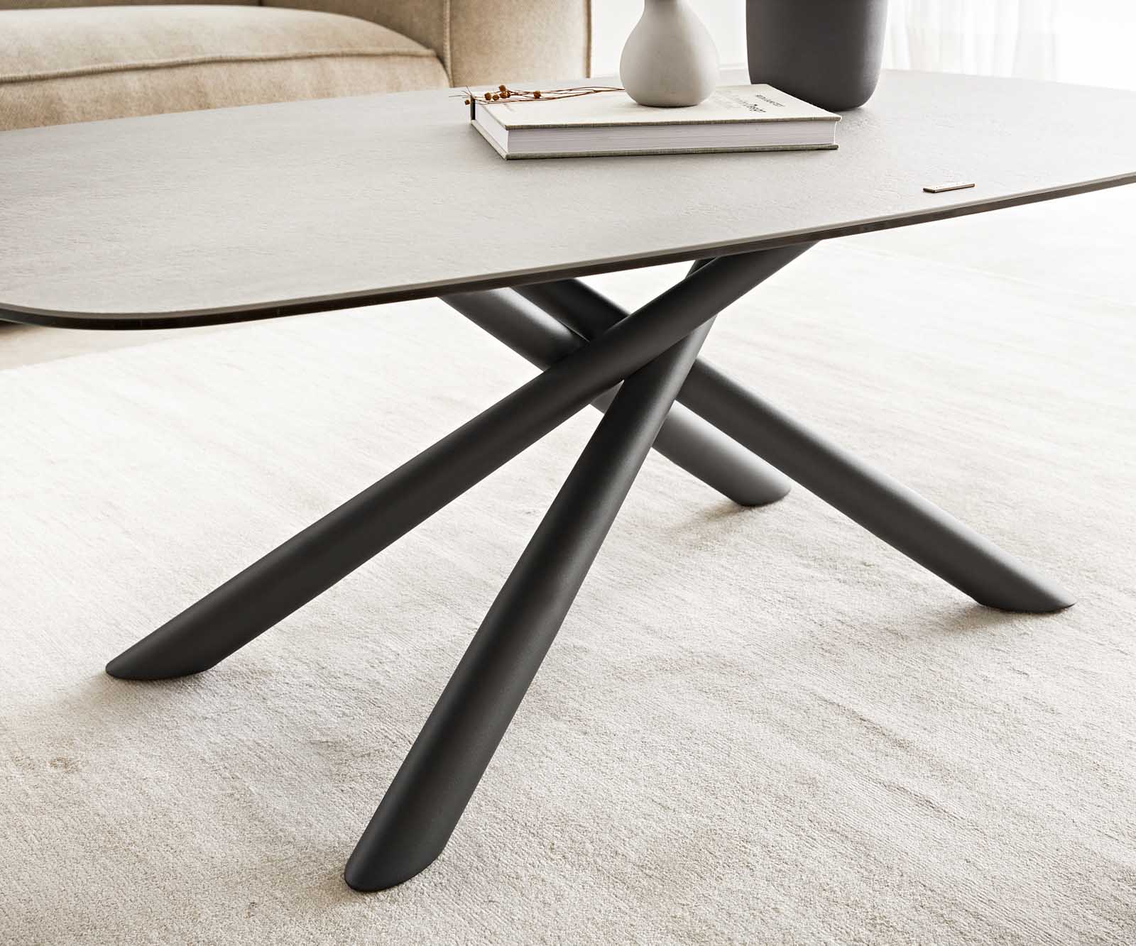 Salontafel Sarita 120x70 cm keramiek Aspetto Concreto betonkleurig onderstel metaal zwart 6 Salontafel Sarita 120x70 cm keramiek Aspetto Concreto betonkleurig onderstel metaal zwart 6