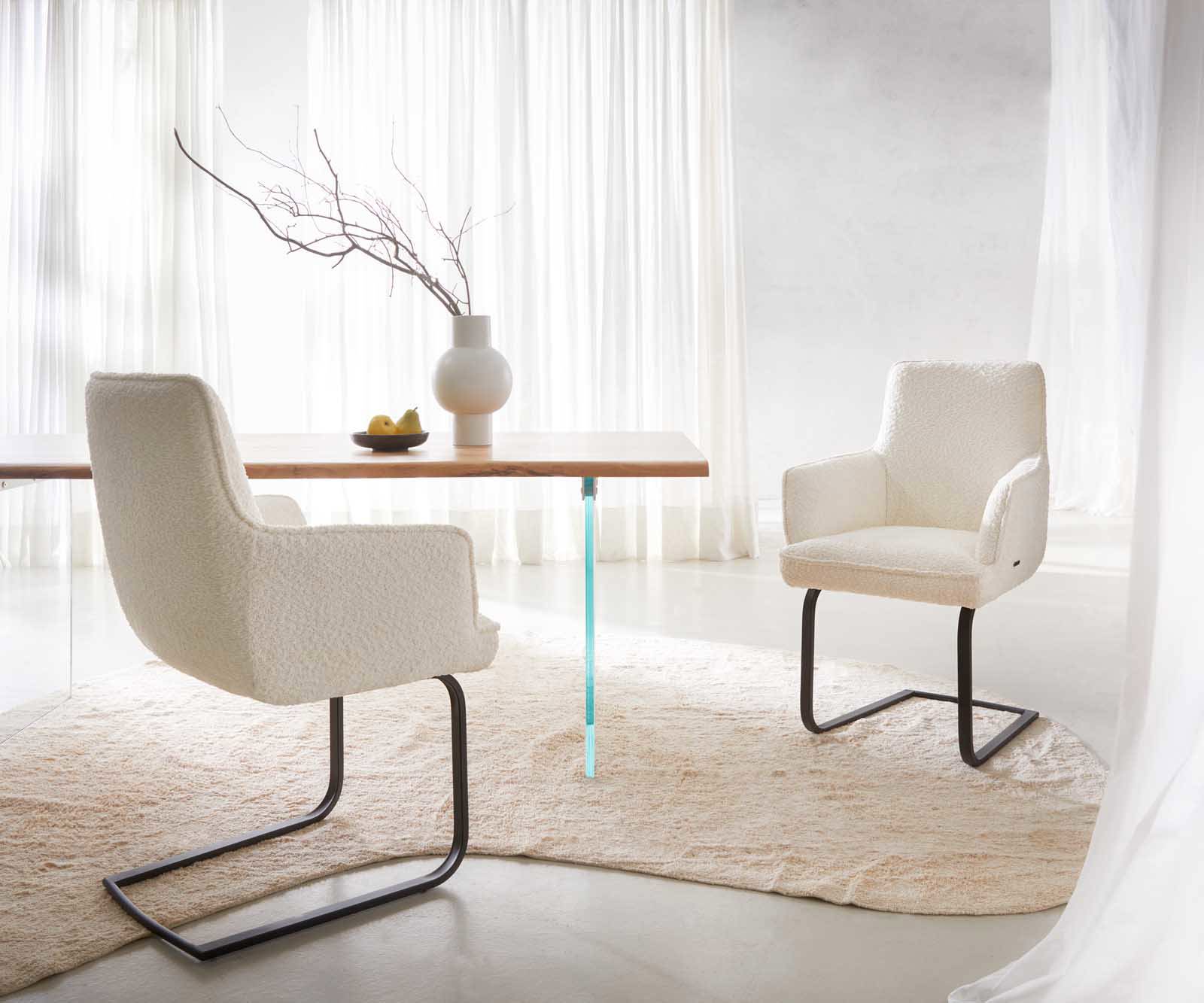 Sledemodel Heira-Flex met armleuning bouclé wit sledemodel vlak zwart pocketveer kern 5 Sledemodel Heira-Flex met armleuning bouclé wit sledemodel vlak zwart pocketveer kern 5