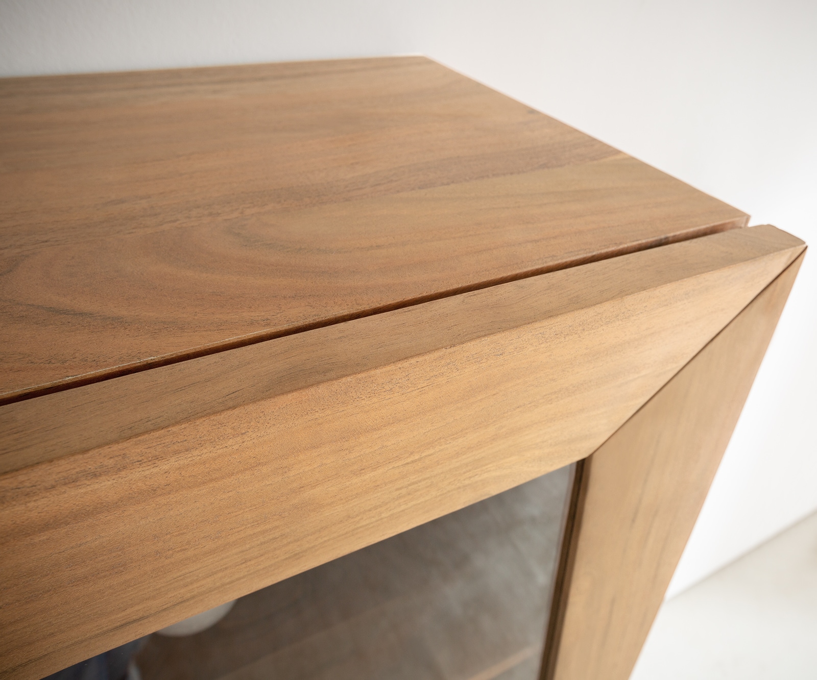 Hoge kast Kayu 115x150 cm acacia natuur 2 glazen deuren V-poot 4 Hoge kast Kayu 115x150 cm acacia natuur 2 glazen deuren V-poot 4
