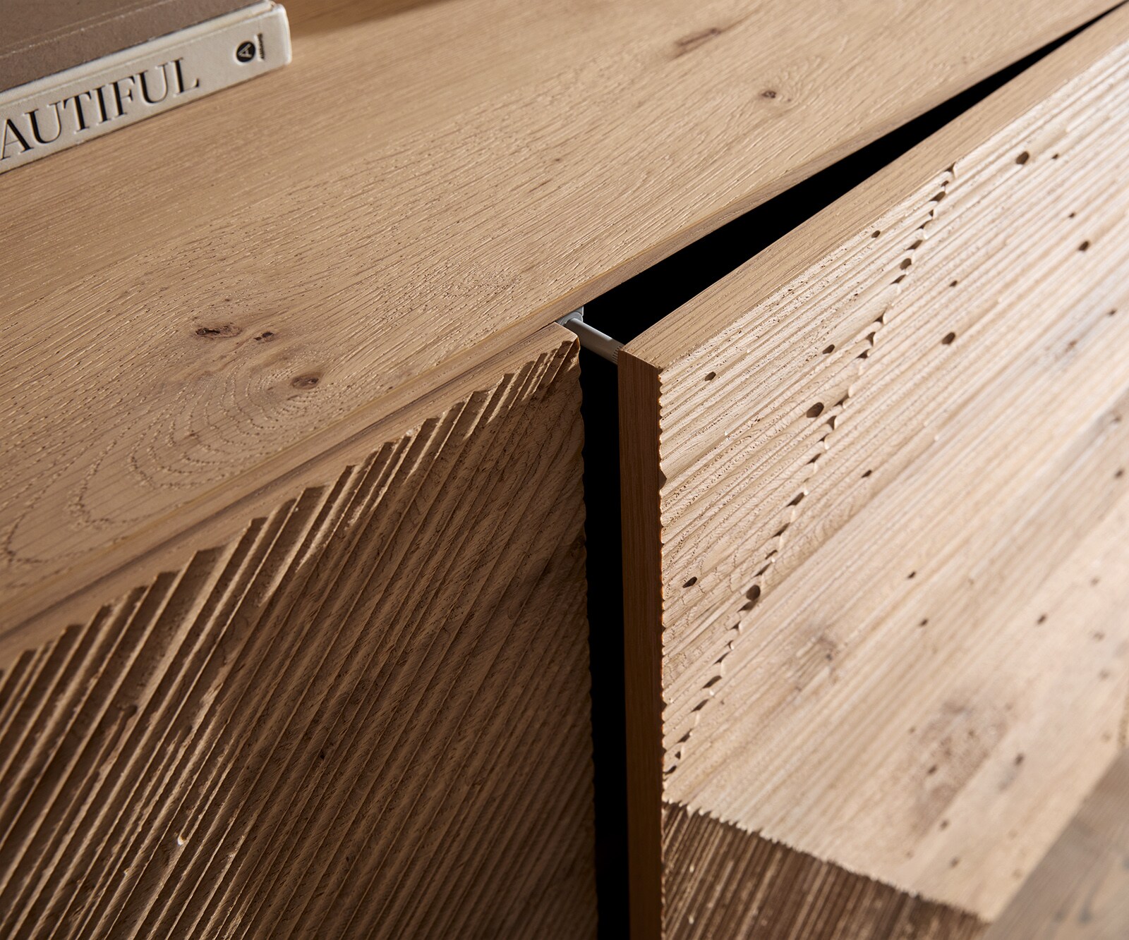 Dressoir Tereos 200 cm eiken natuur 3D-effect 4 deuren hoekpoot geborsteld RVS 3
