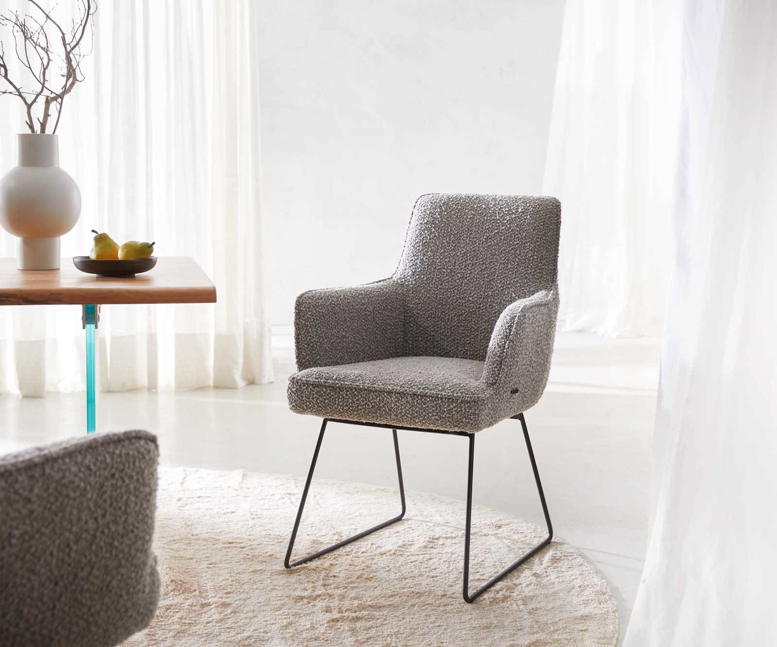 Eetkamerstoel Heira-Flex met armleuning bouclé zilver grijs slipframe zwart pocketveer kern Eetkamerstoel Heira-Flex met armleuning bouclé zilver grijs slipframe zwart pocketveer kern