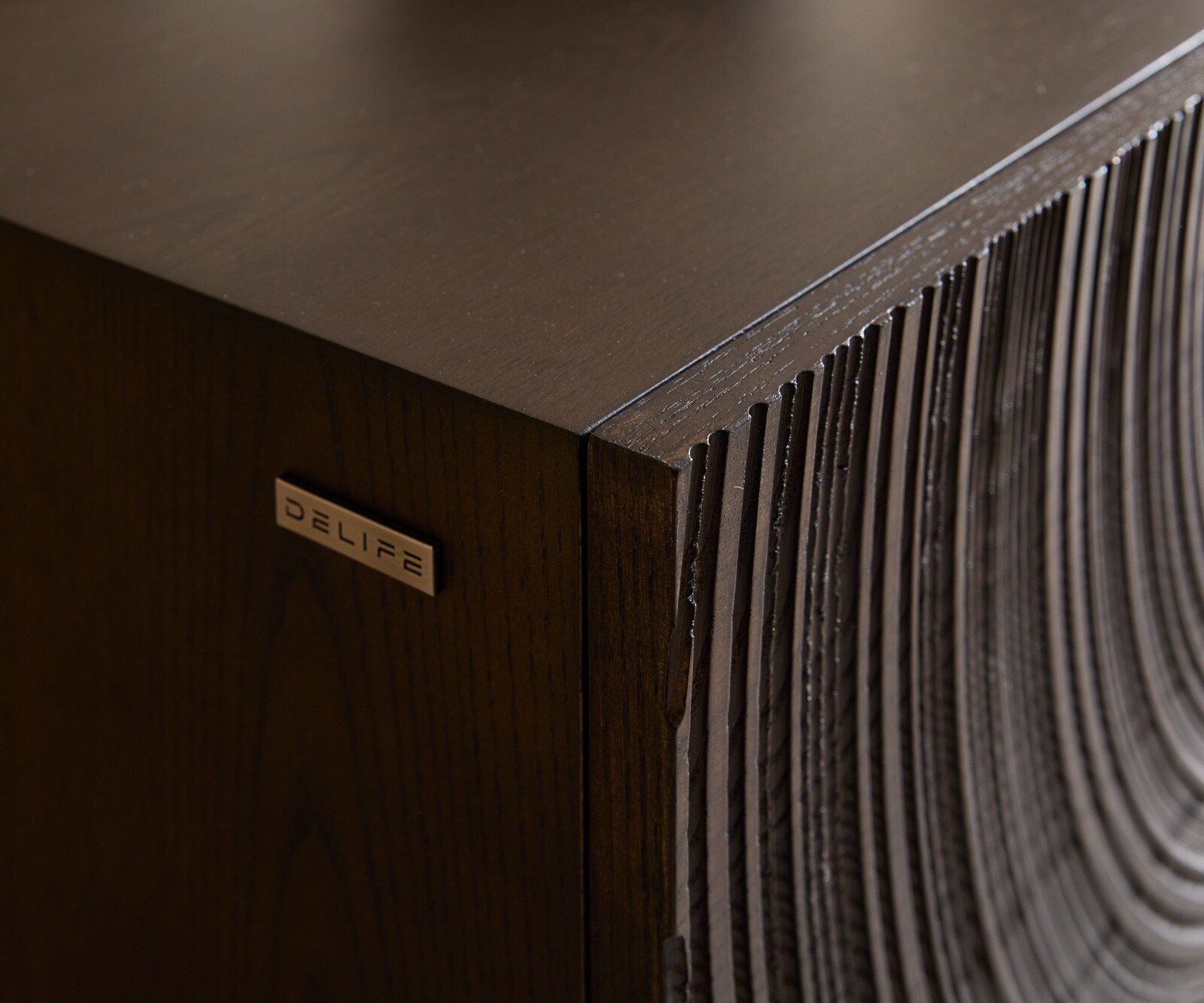 Dressoir Ashara 200 cm essenhout donkerbruin 3D-effect 4 deuren ronde voet metaal zwart 3