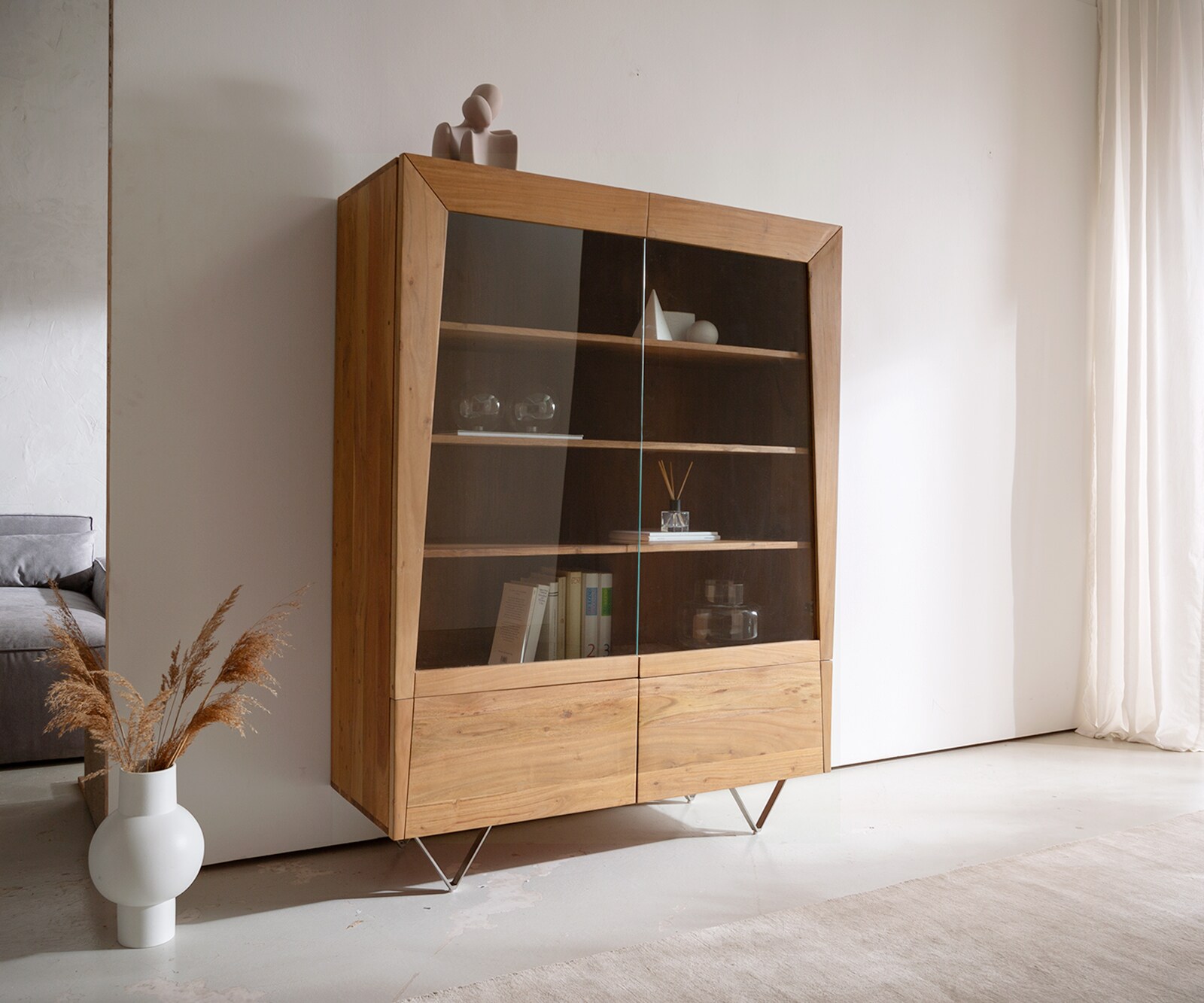 Hoge kast Kayu 115x150 cm acacia natuur 2 glazen deuren V-poot 1