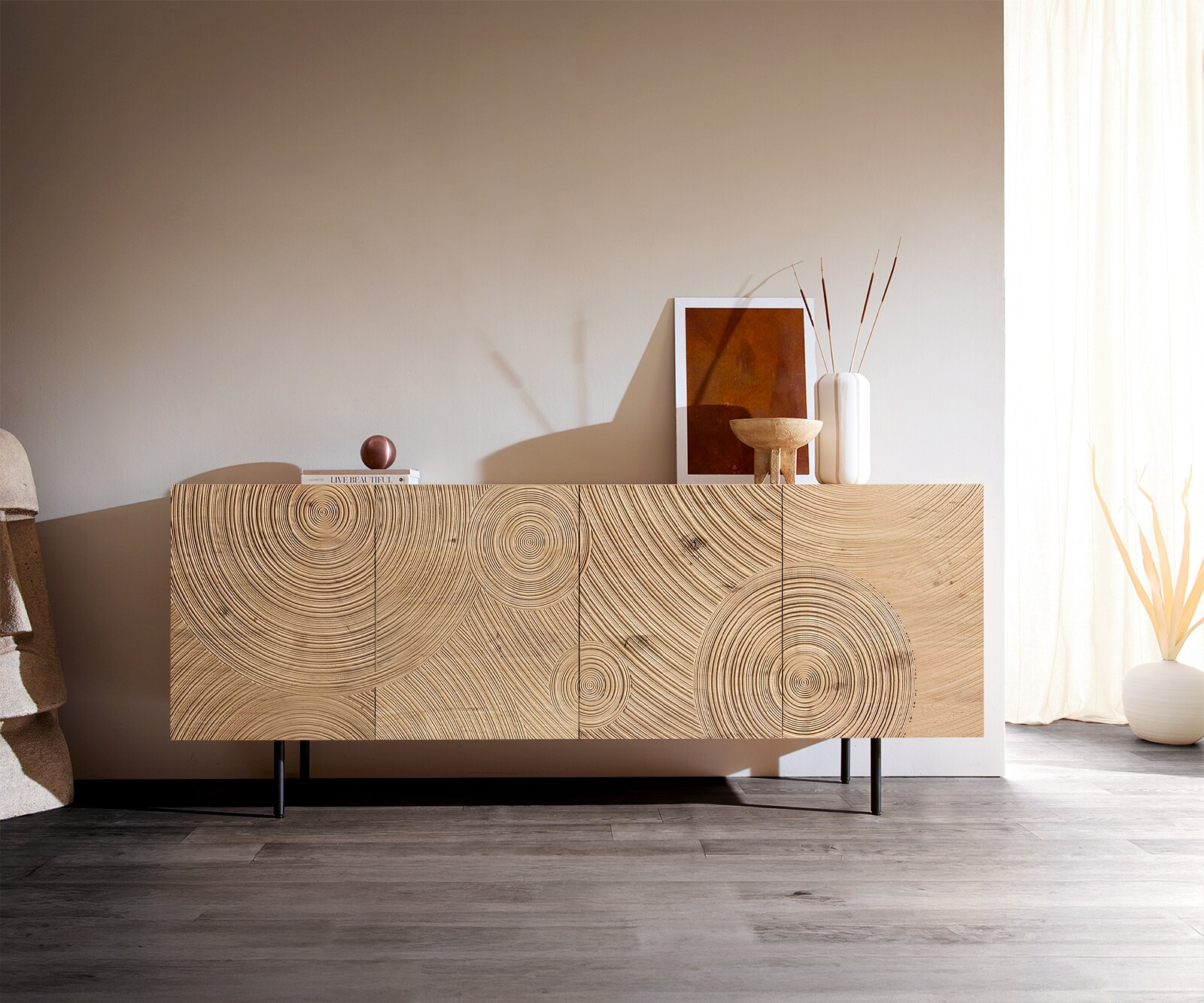 Dressoir Ashara 200 cm eiken natuur 3D-effect 4 deuren ronde voet metaal zwart