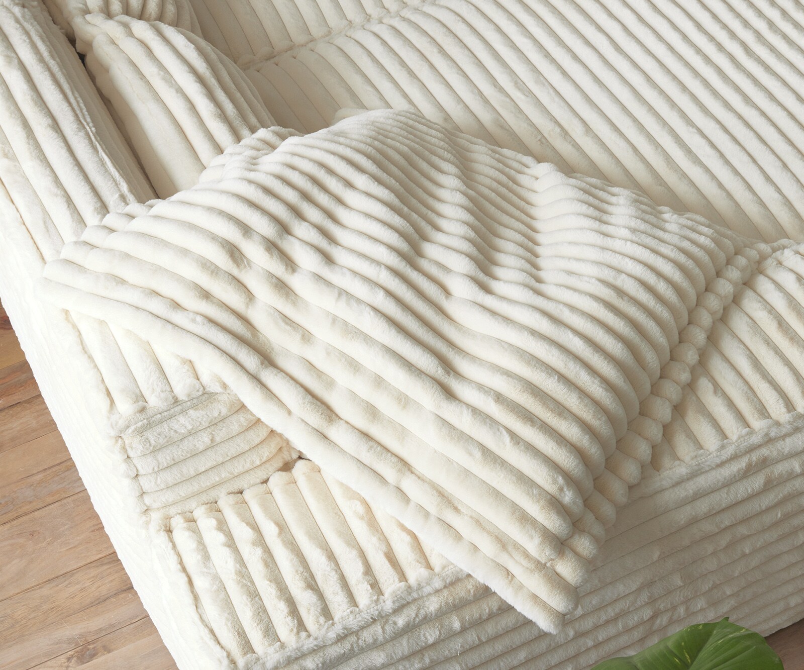 Sierkussen Sirpio XL van pluche cord beige 85x85 1