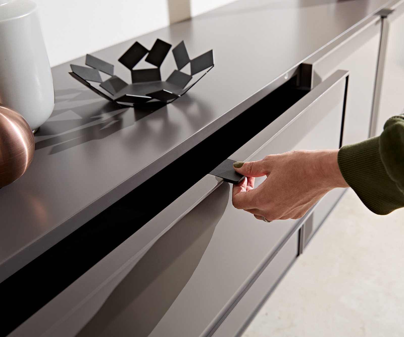 Tv-meubel Marellia 220 cm Grijs 3 deuren 2 laden Gehoekte basis roestvrij staal 3 Tv-meubel Marellia 220 cm Grijs 3 deuren 2 laden Gehoekte basis roestvrij staal 3