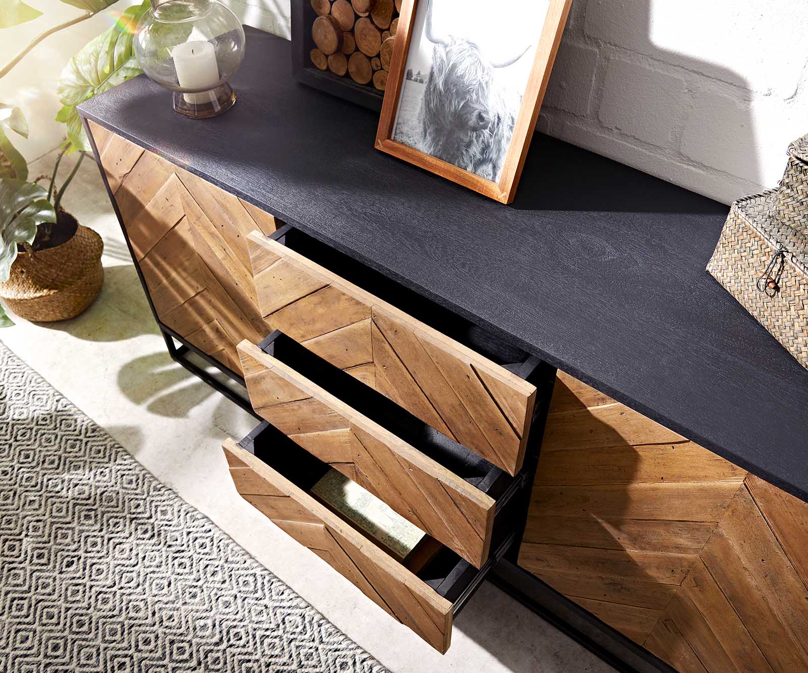 Dressoir Famke 145 cm mango teak 2 deuren 3 schuifladen 4