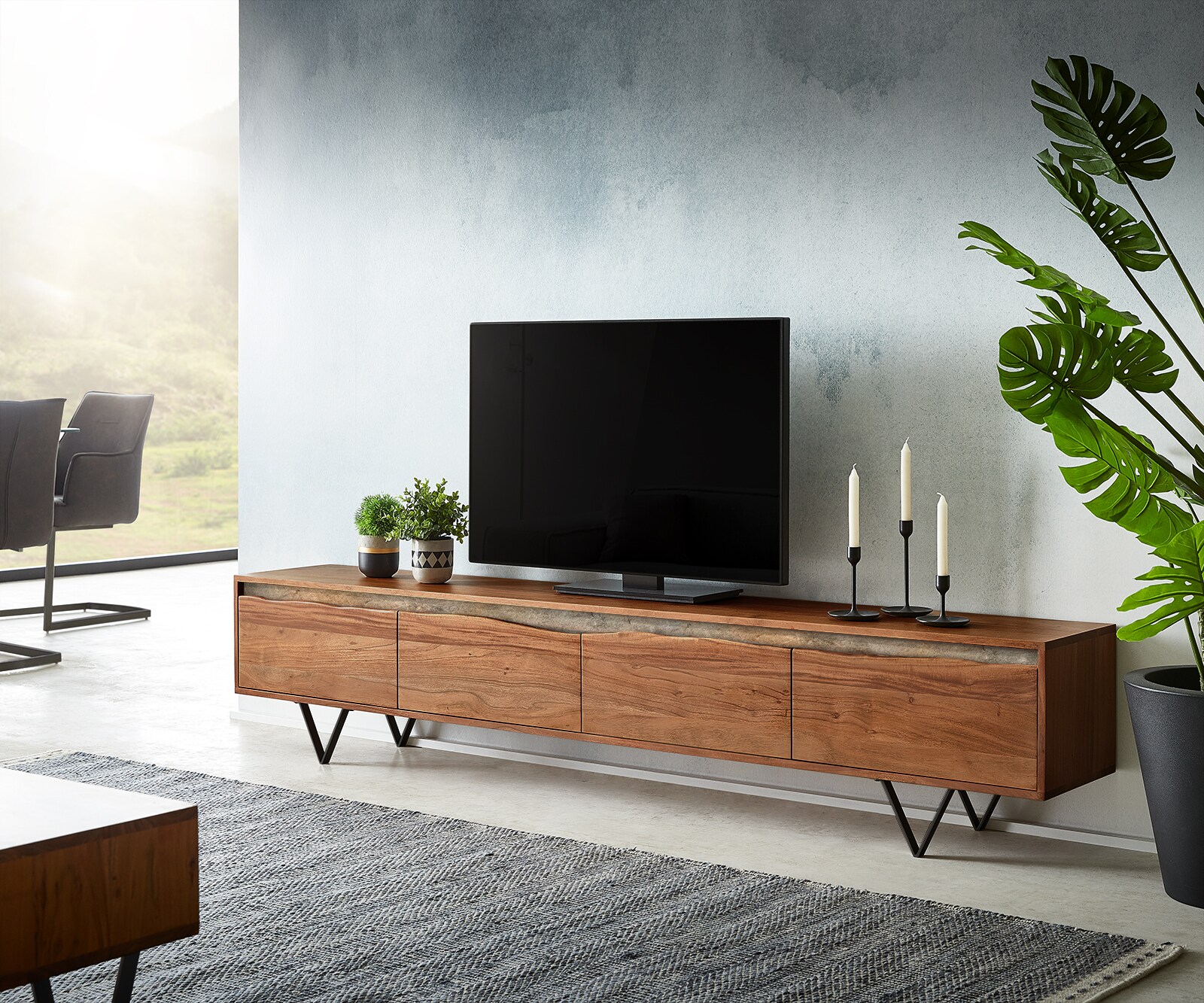 Tv-meubel Stonegrace 220 cm acacia bruin boomkant 4 deuren V-poot zwart