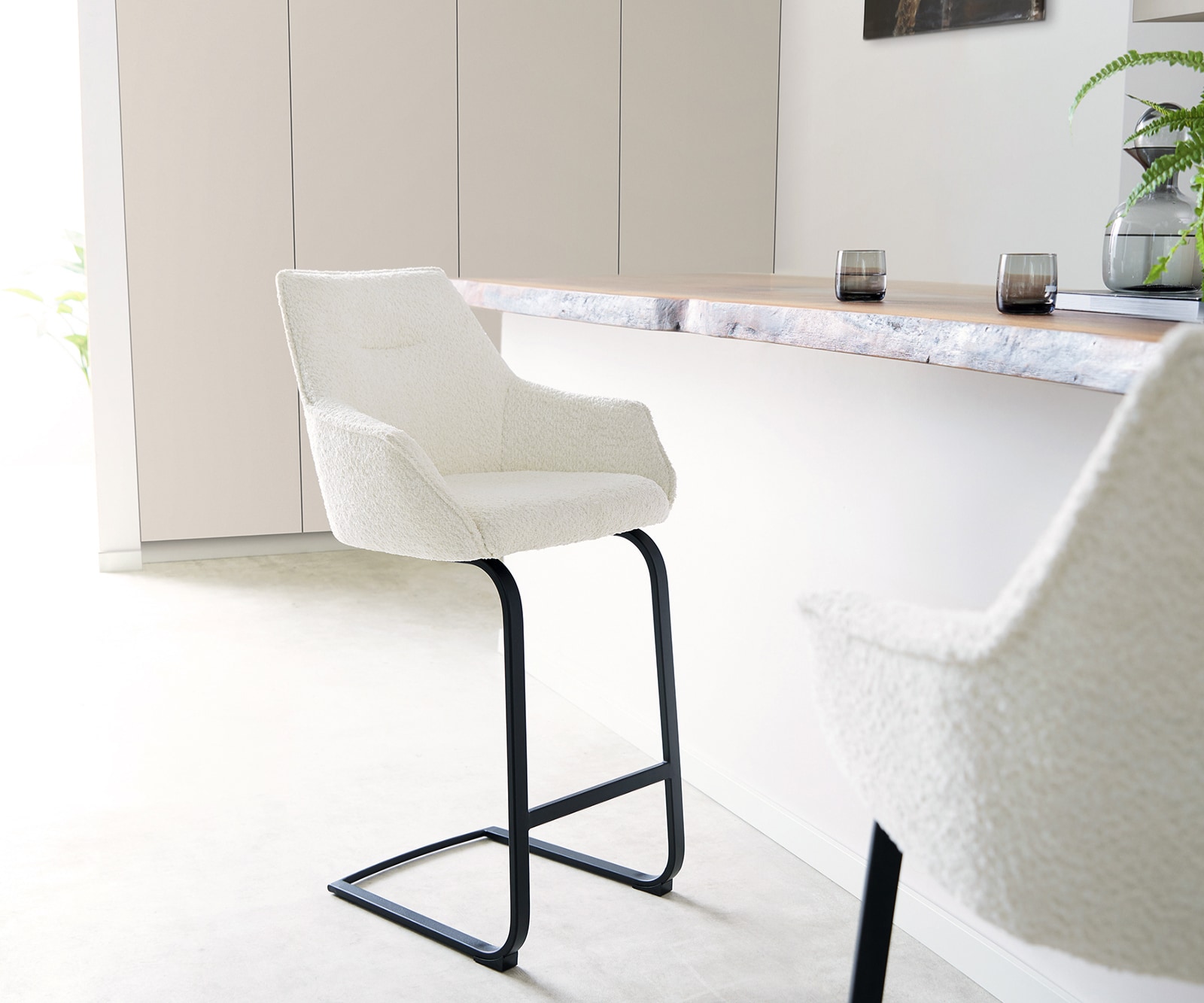 Barstoel Alja-Flex bouclé Wit Vrijstaand vlak Metaal Zwart pocketvering Barstoel Alja-Flex bouclé Wit Vrijstaand vlak Metaal Zwart pocketvering