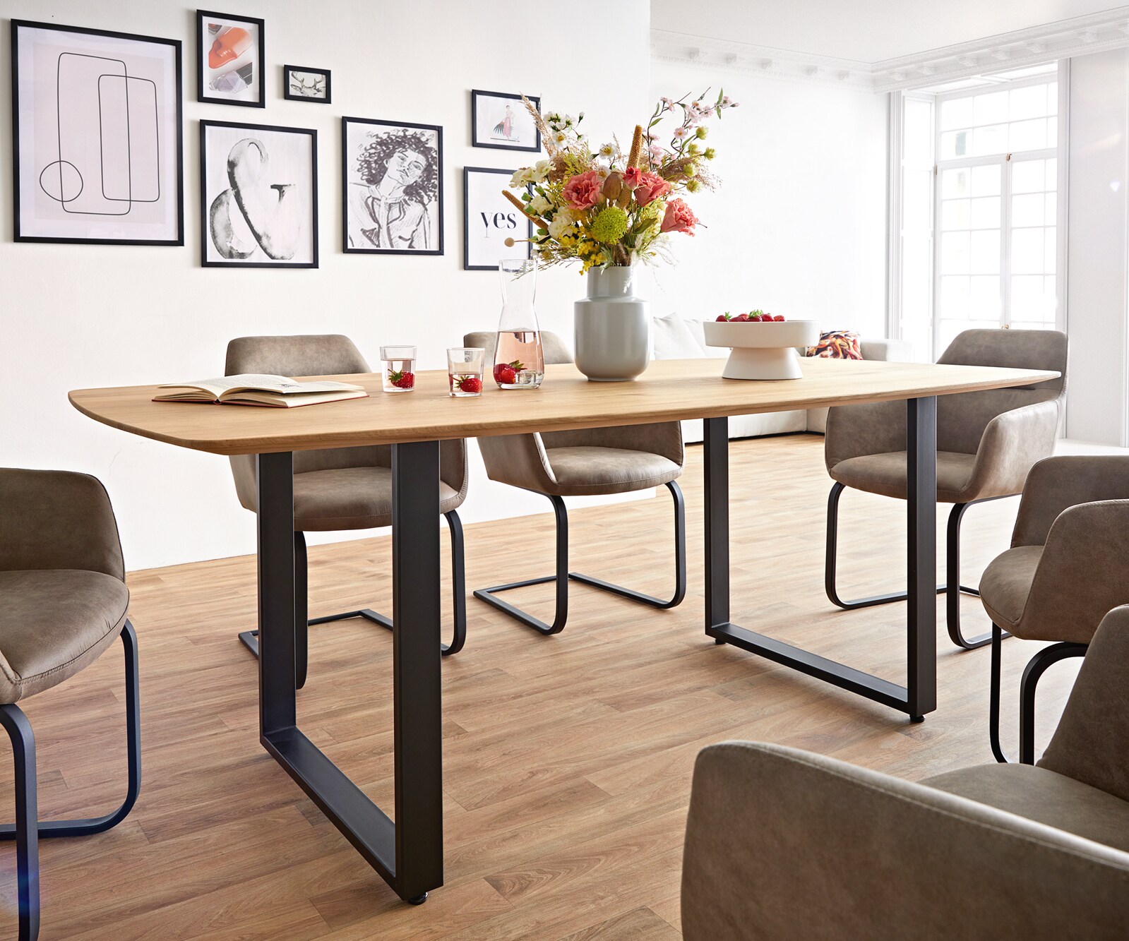 Eettafel Edge Boot 200x100x2,5-3 eiken natuur skid  zwart  Schweizer Kante