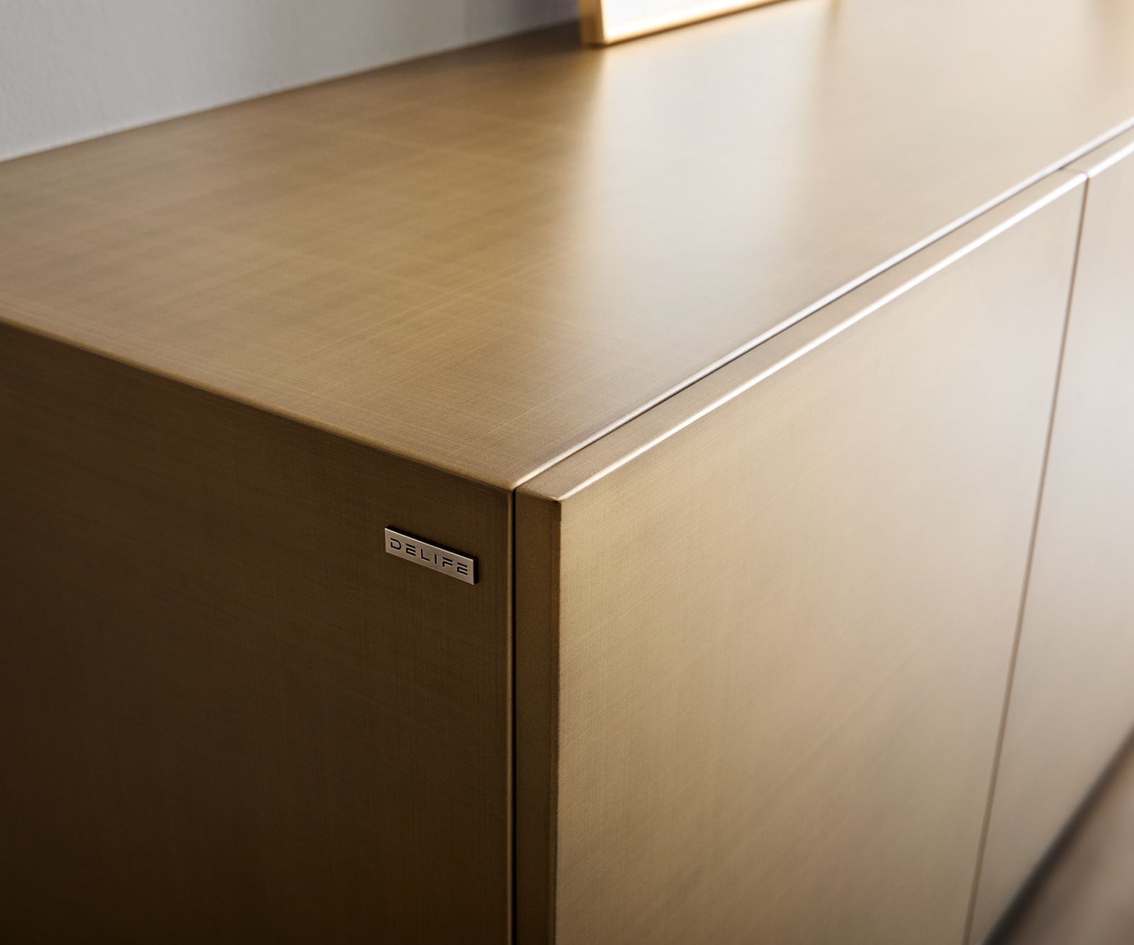 Dressoir Aira 200 cm metallic goud 4 deuren zwevend metaal zwart 1 Dressoir Aira 200 cm metallic goud 4 deuren zwevend metaal zwart 1