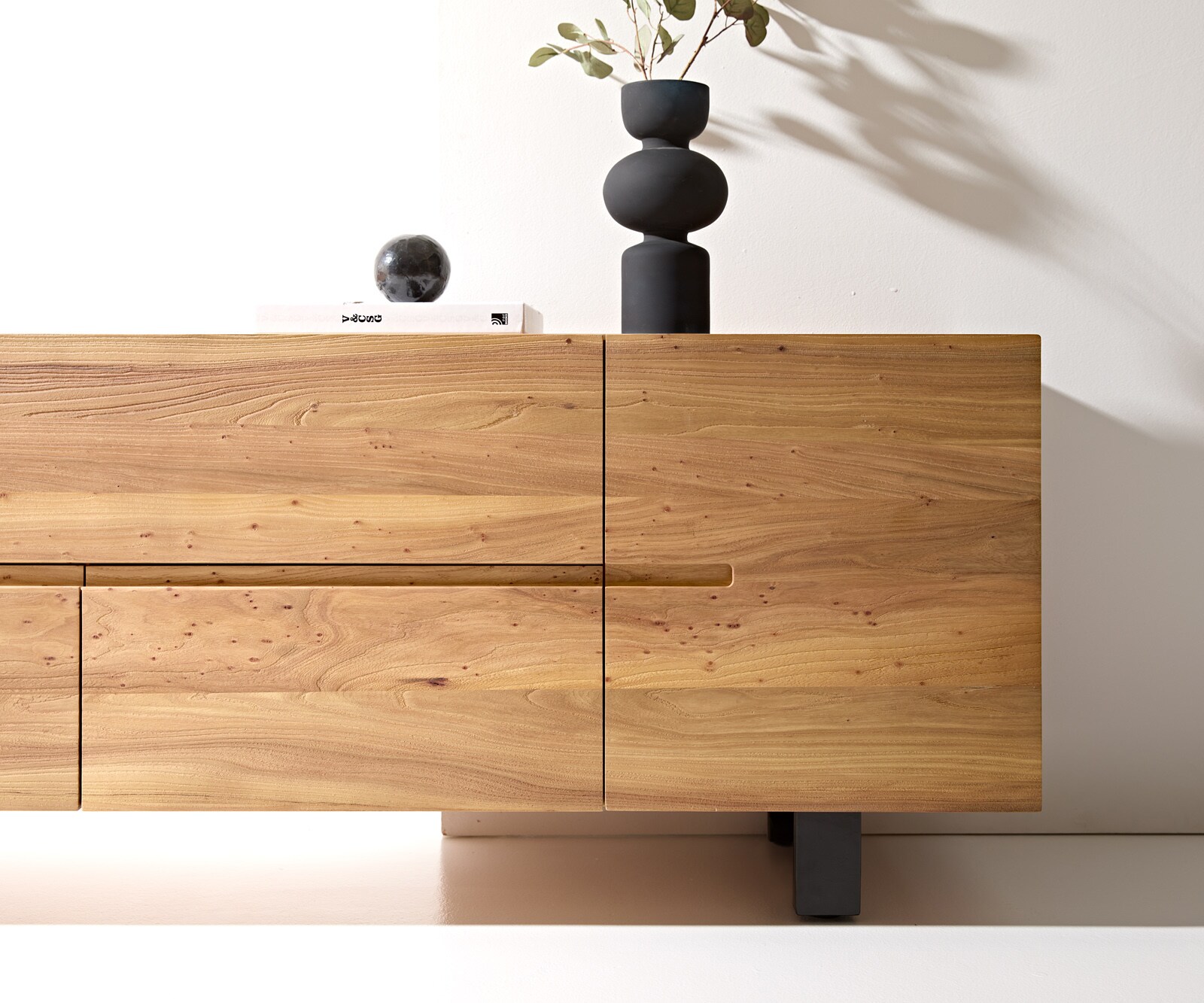 Dressoir Tiamar 180 cm iepenhout natuur 1 deur 4 laden vierkante metalen poten zwart 5