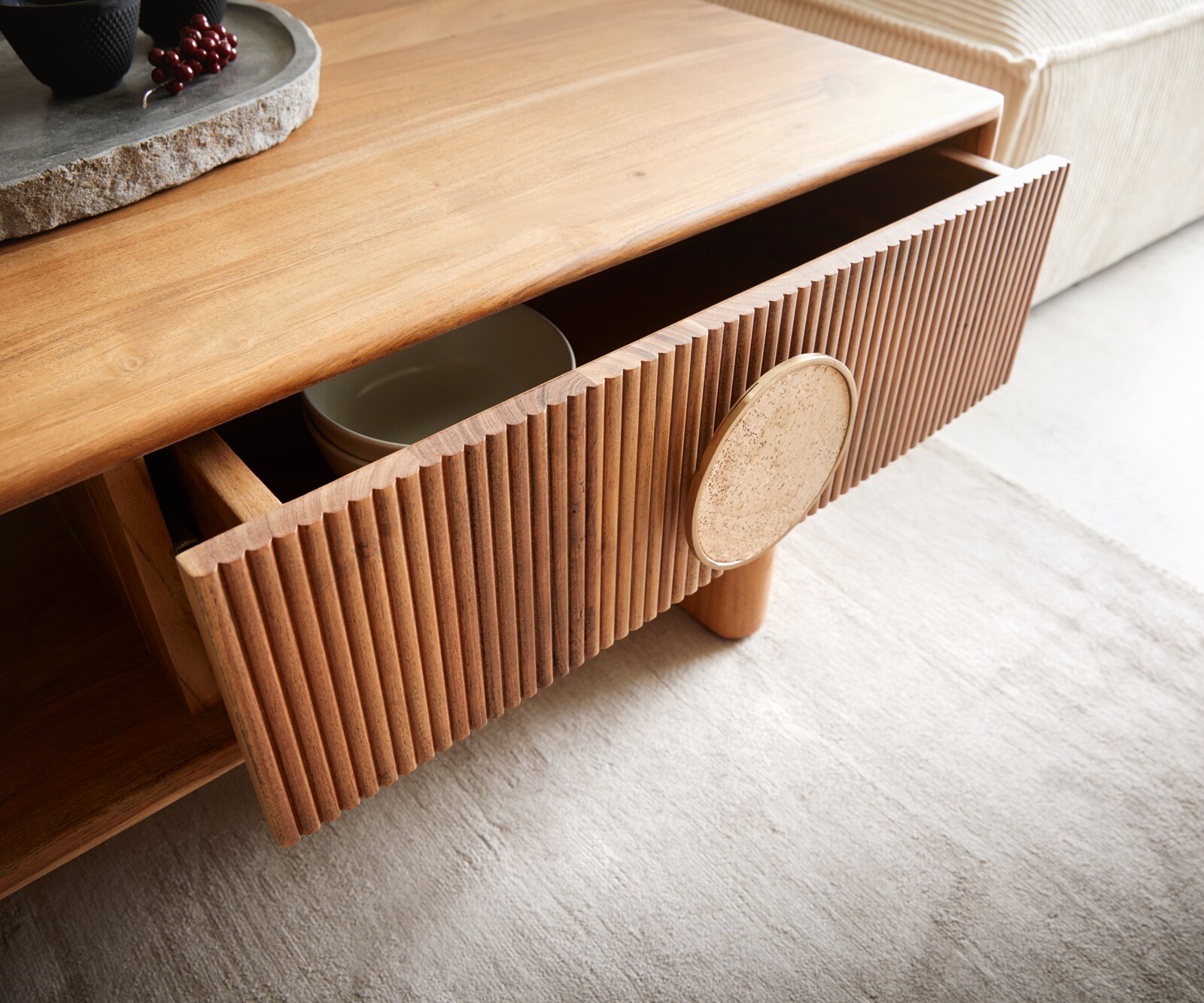Salontafel Surimu 115x60 cm acacia lichtbruin 2 laden kurkgreep houten poten 5