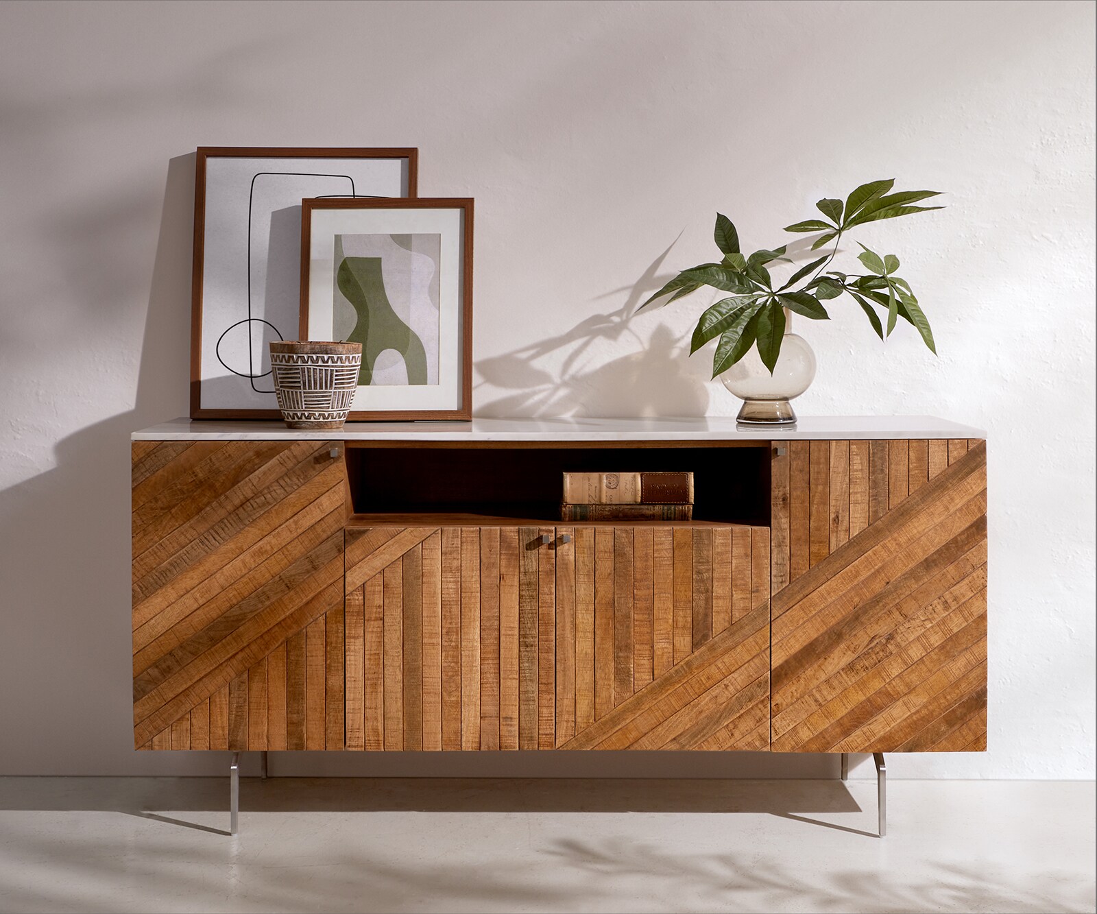 Dressoir Bahan 145 cm Mango Teak 4 deuren 1 legplank marmeren blad wit hoekonderstel roestvrij staal 1