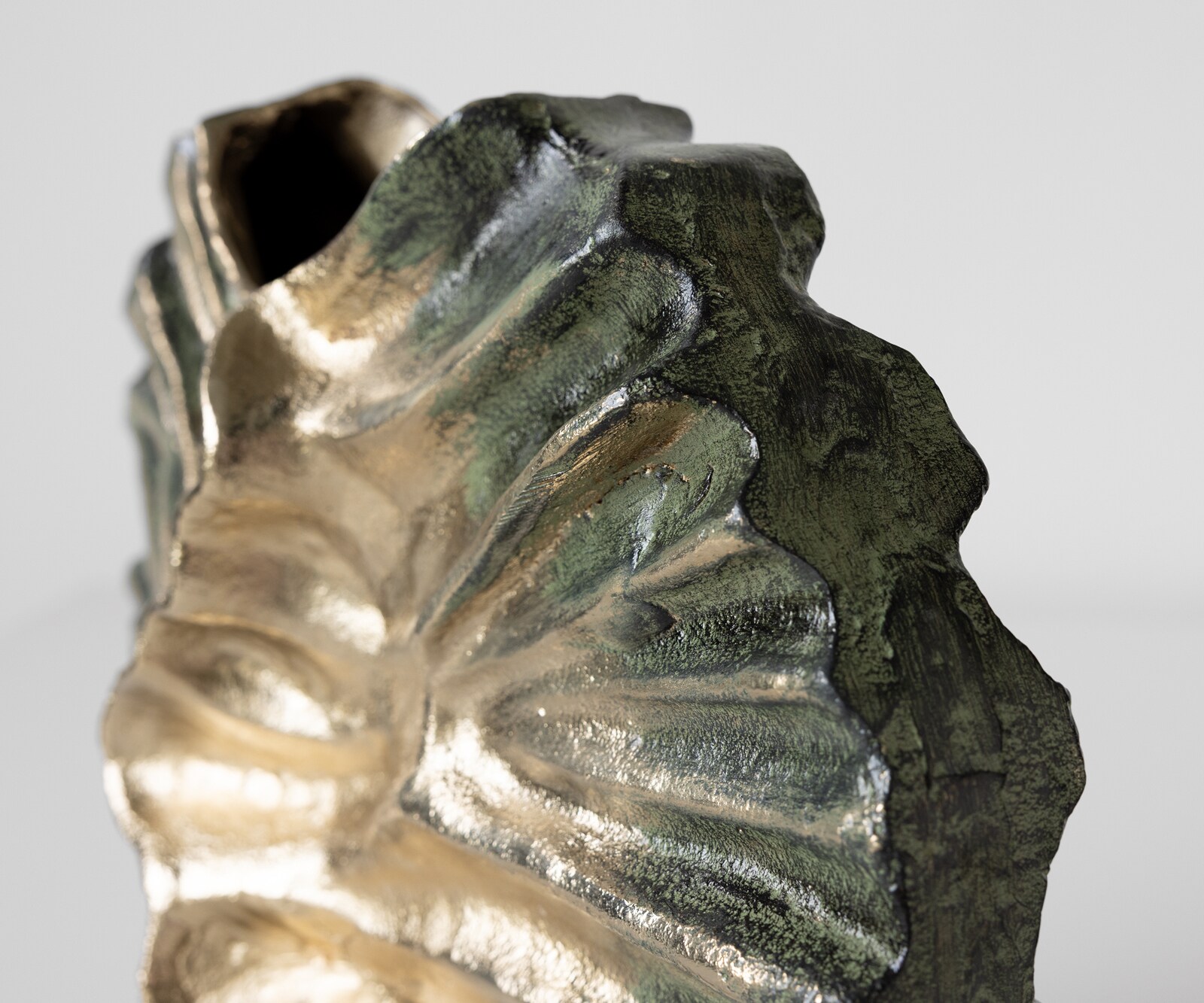 Vaas Nerina B47 x D18 x H42 cm Aluminium Verde Antico Handgemaakt 6