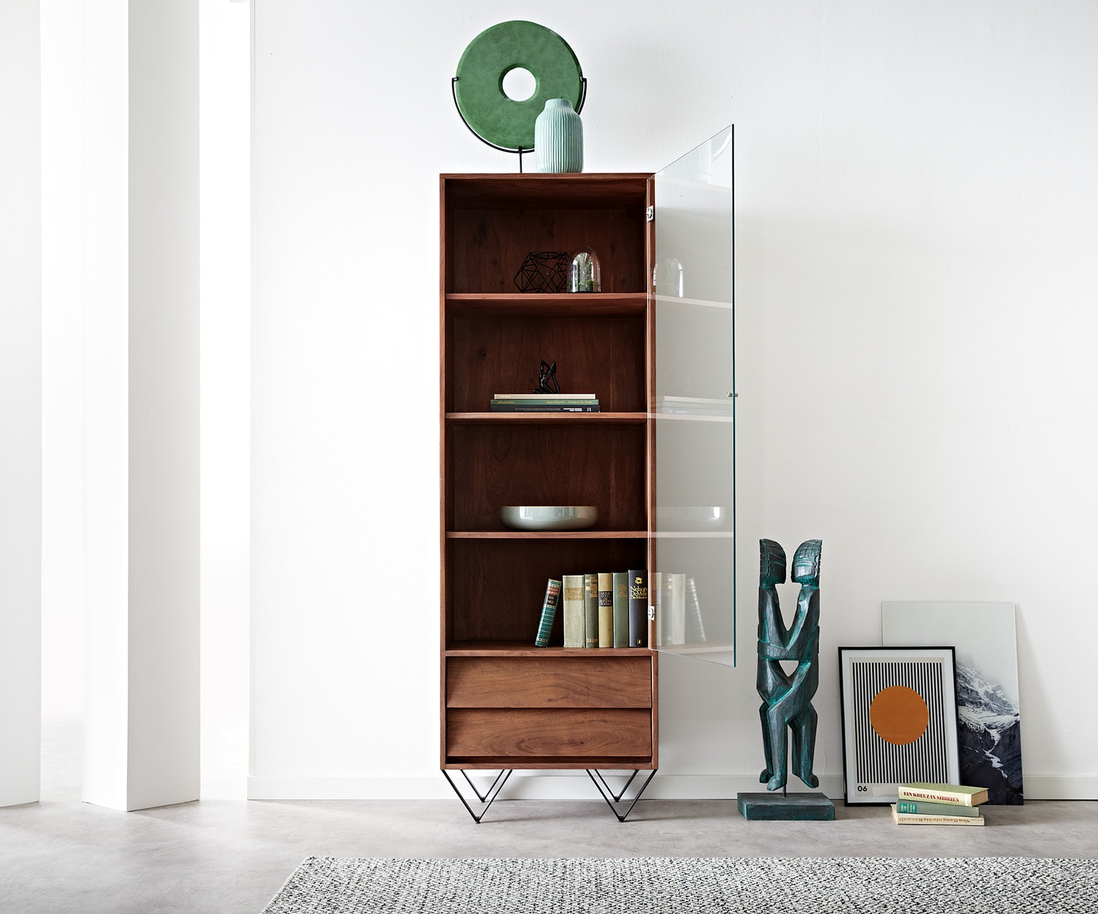 Vitrinekast Eloi 60x40 cm acacia bruin 1 deur 2 laden V-poot zwart 3 Vitrinekast Eloi 60x40 cm acacia bruin 1 deur 2 laden V-poot zwart 3