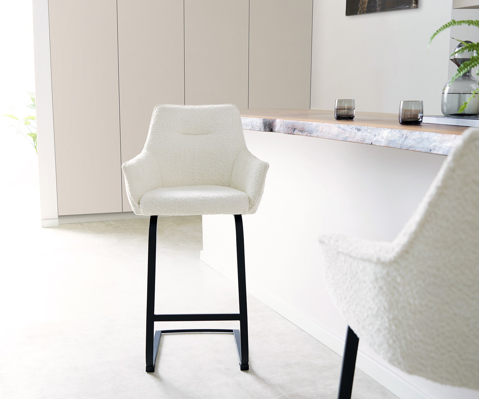 Barstoel Alja-Flex bouclé Wit Vrijstaand vlak Metaal Zwart pocketvering 4 Barstoel Alja-Flex bouclé Wit Vrijstaand vlak Metaal Zwart pocketvering 4