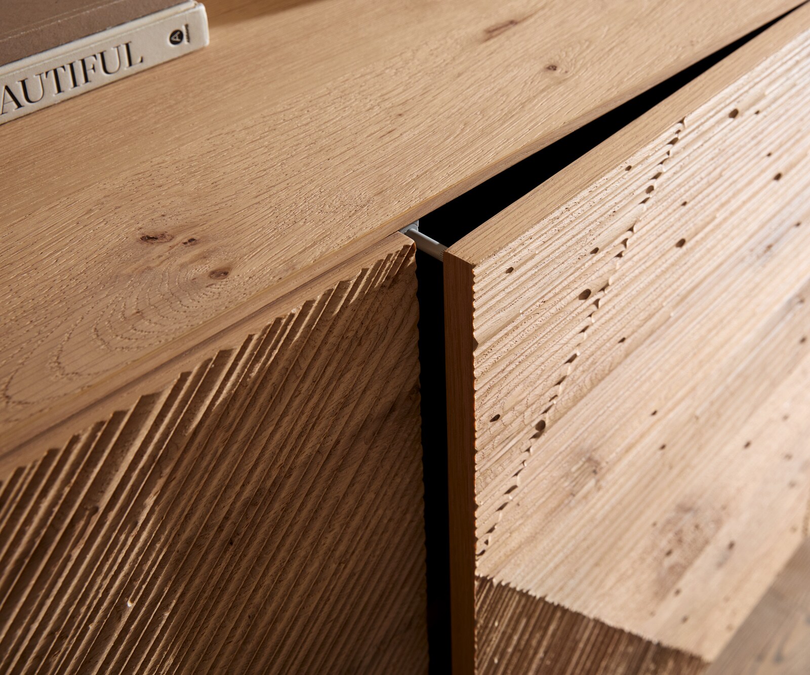 Dressoir Tereos 200 cm eiken natuur 3D-effect 4 deuren metalen sledepoten zwart 3