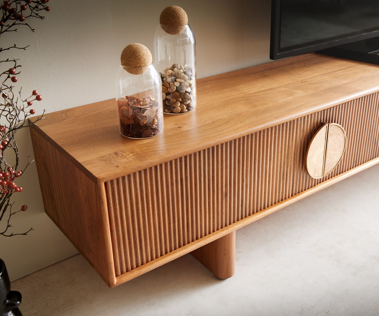 Tv-meubel Surimu 240 cm acacia lichtbruin 4 deurs kurkgreep houten pootjes 3