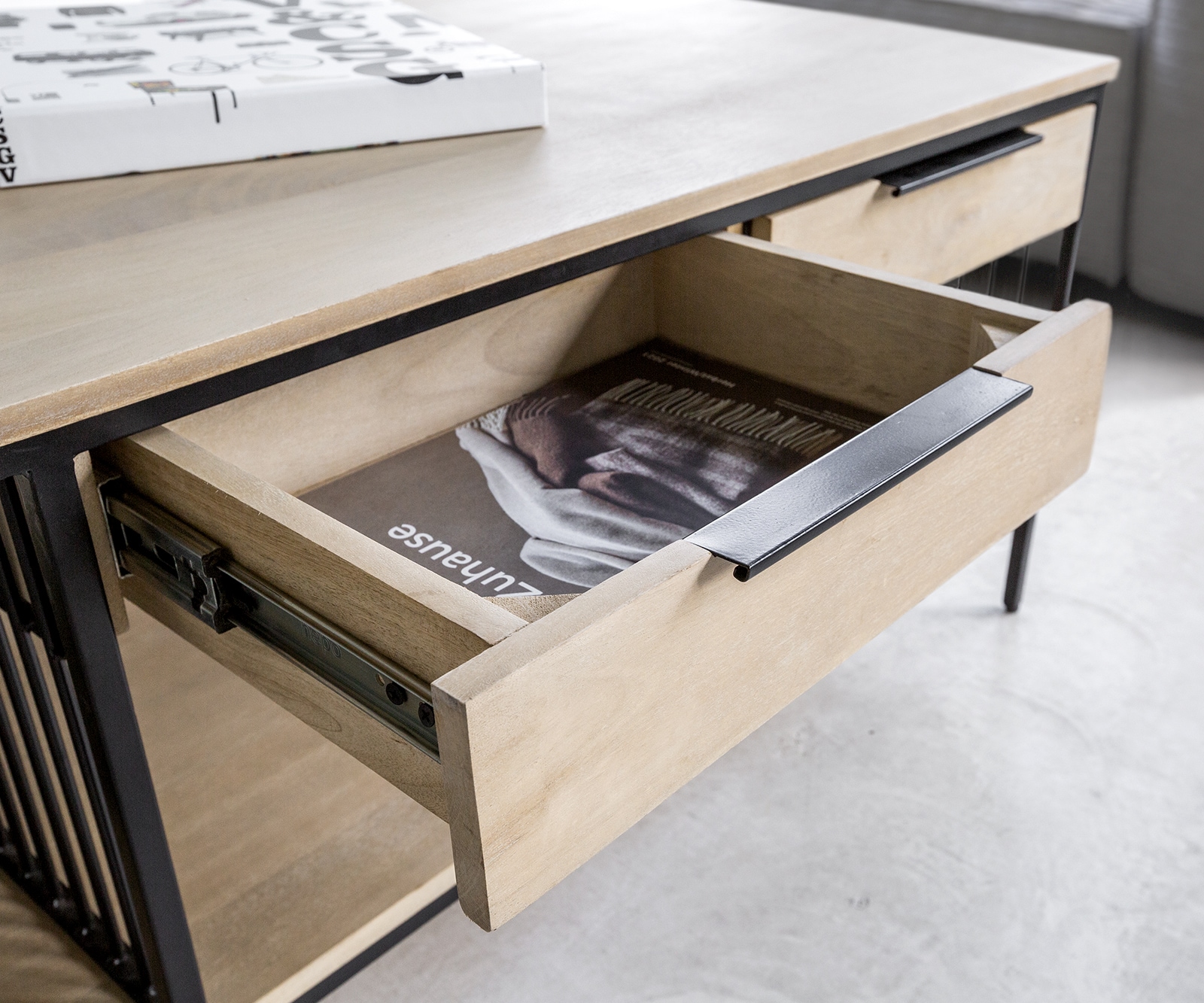 Salontafel Libina 120x60 cm Mango White Wash metaal zwart 2 laden 4 Salontafel Libina 120x60 cm Mango White Wash metaal zwart 2 laden 4