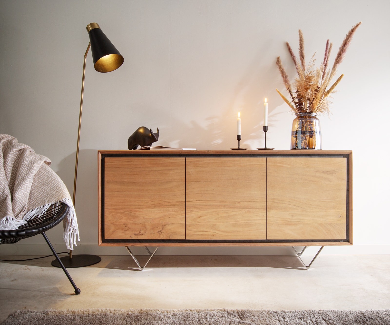 Dressoir Stonegrace 145 cm acacia natuur 3 deuren steen fineer V-poot 1 Dressoir Stonegrace 145 cm acacia natuur 3 deuren steen fineer V-poot 1