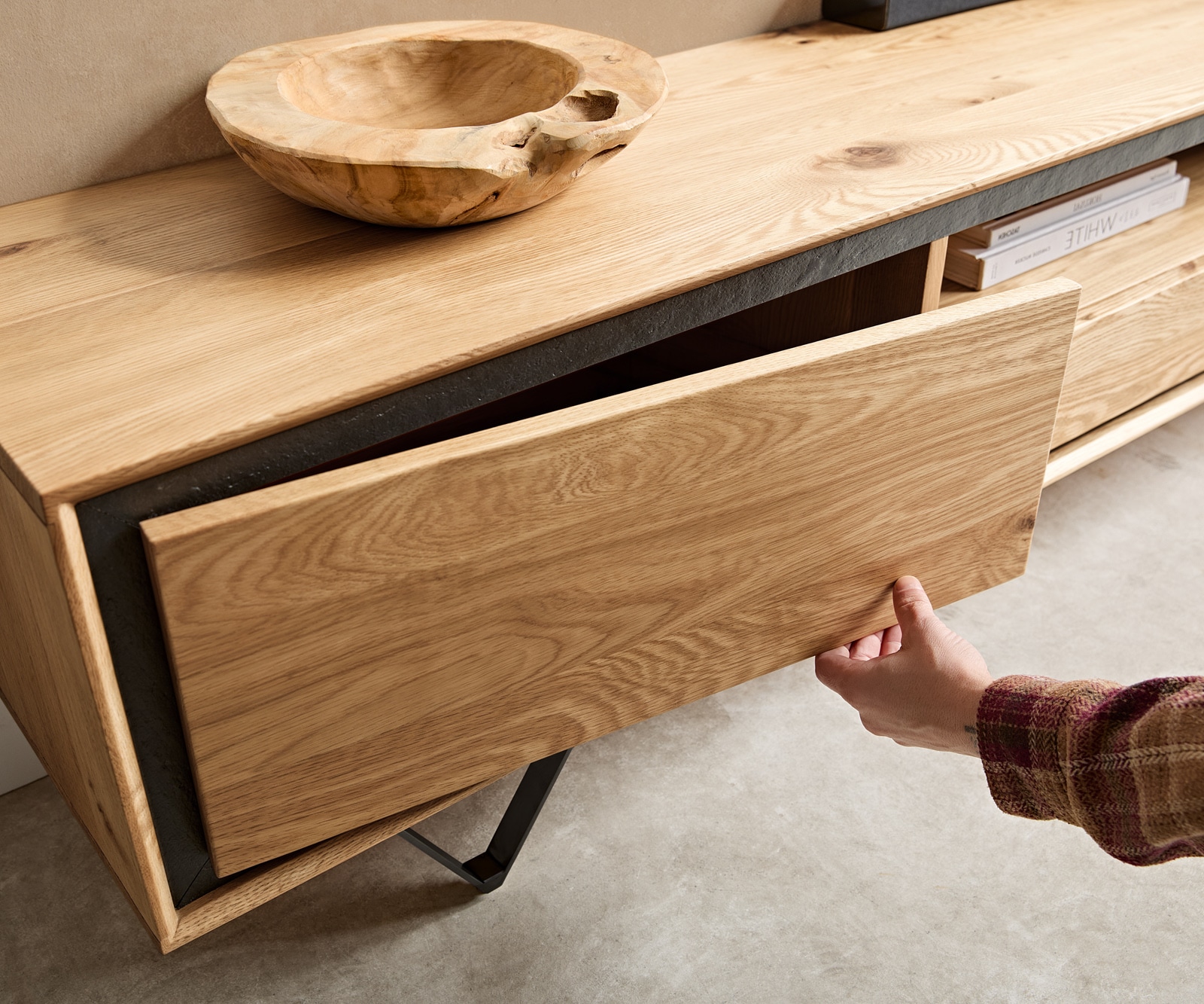 Tv-meubel Stonegrace 240 cm natuur eiken 2 deuren 1 vak 2 laden steenfineer V-onderstel metaal zwart 5 Tv-meubel Stonegrace 240 cm natuur eiken 2 deuren 1 vak 2 laden steenfineer V-onderstel metaal zwart 5