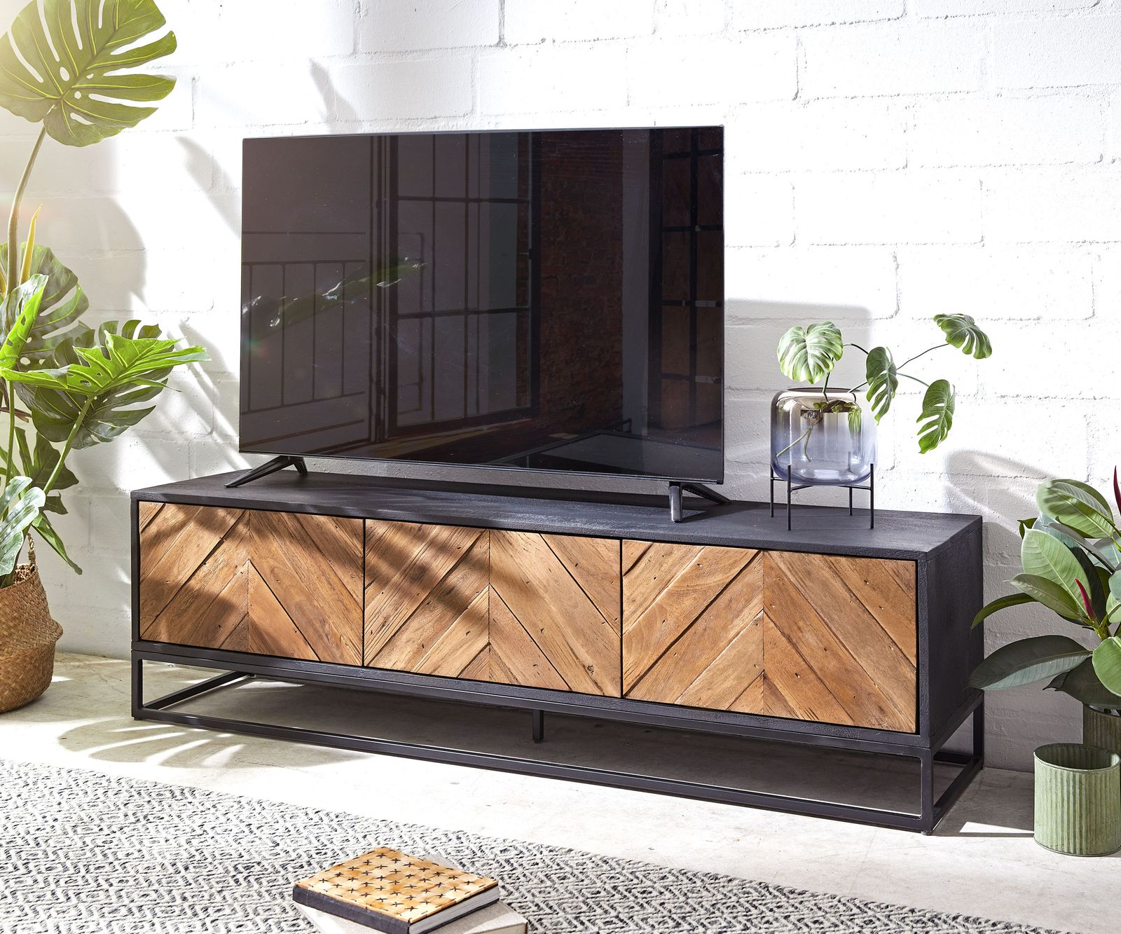 Tv-meubel Famke 145 cm mango teak 3 deuren Tv-meubel Famke 145 cm mango teak 3 deuren