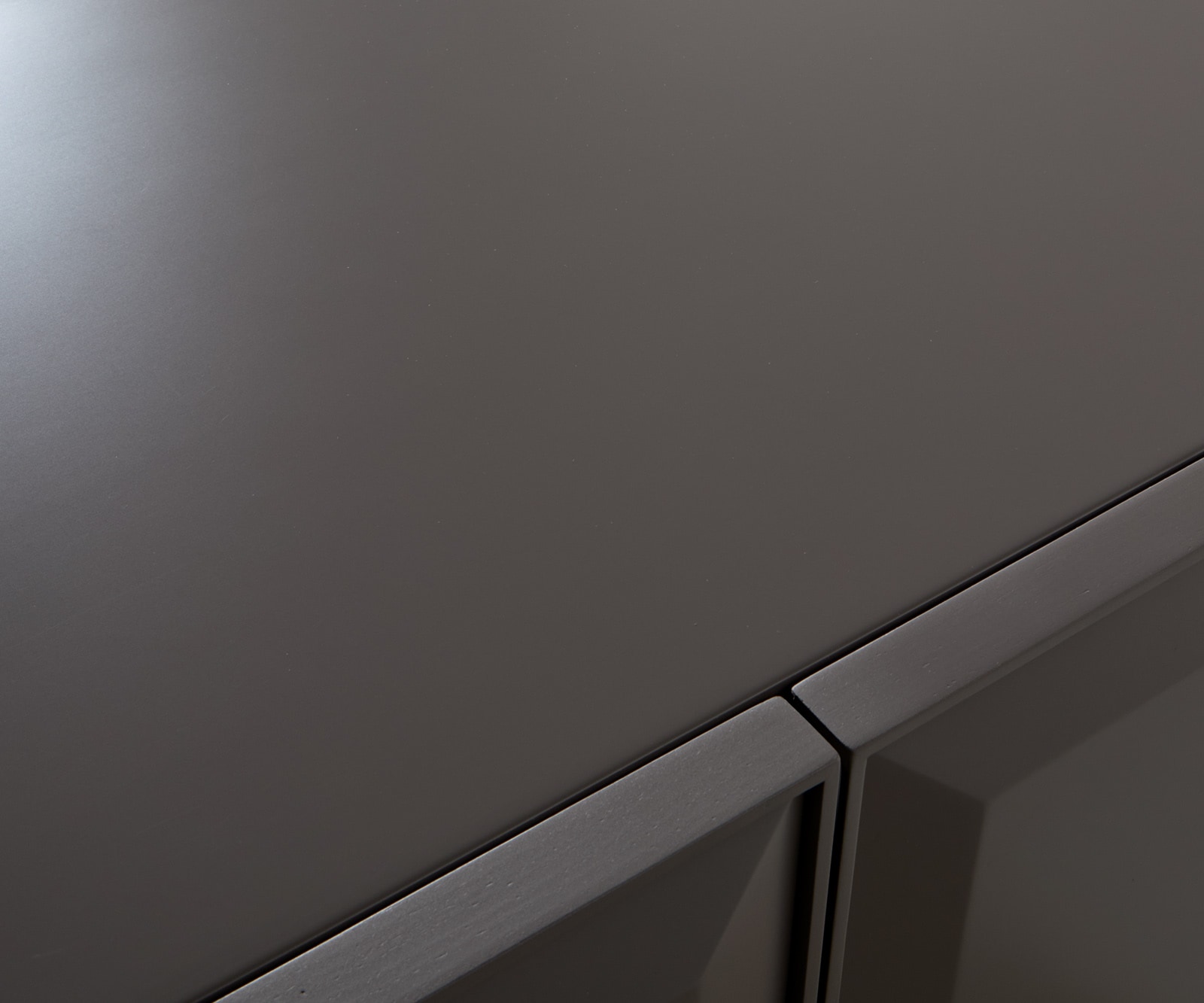 Dressoir Marellia 200 cm grijs 4 deuren Schuin onderstel metaal zwart 2 Dressoir Marellia 200 cm grijs 4 deuren Schuin onderstel metaal zwart 2
