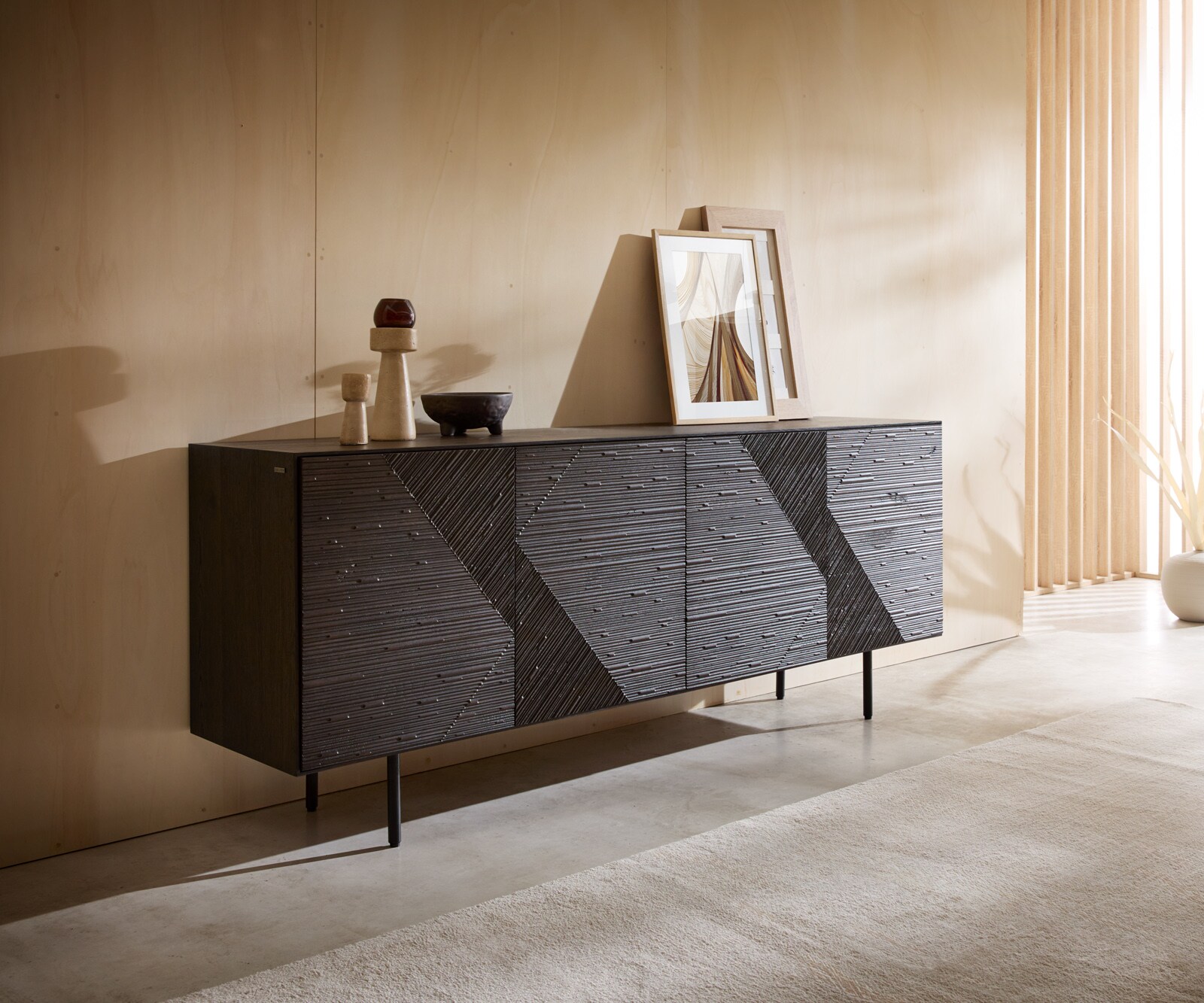 Dressoir Tereos 200 cm essenhout donkerbruin 3D-effect 4 deuren ronde voet metaal zwart