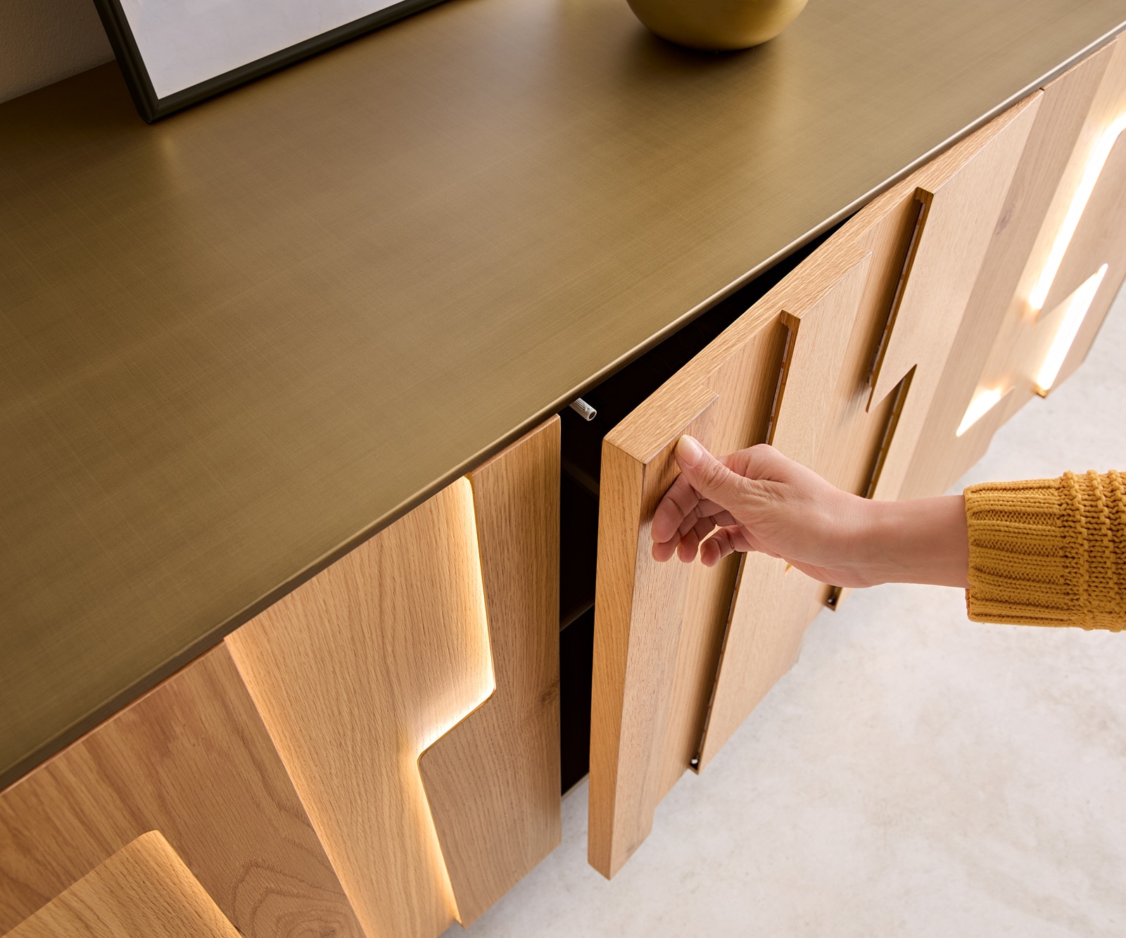 Dressoir Taka 200 cm metaal goud 4 deuren zwevend metaal zwart 4 Dressoir Taka 200 cm metaal goud 4 deuren zwevend metaal zwart 4