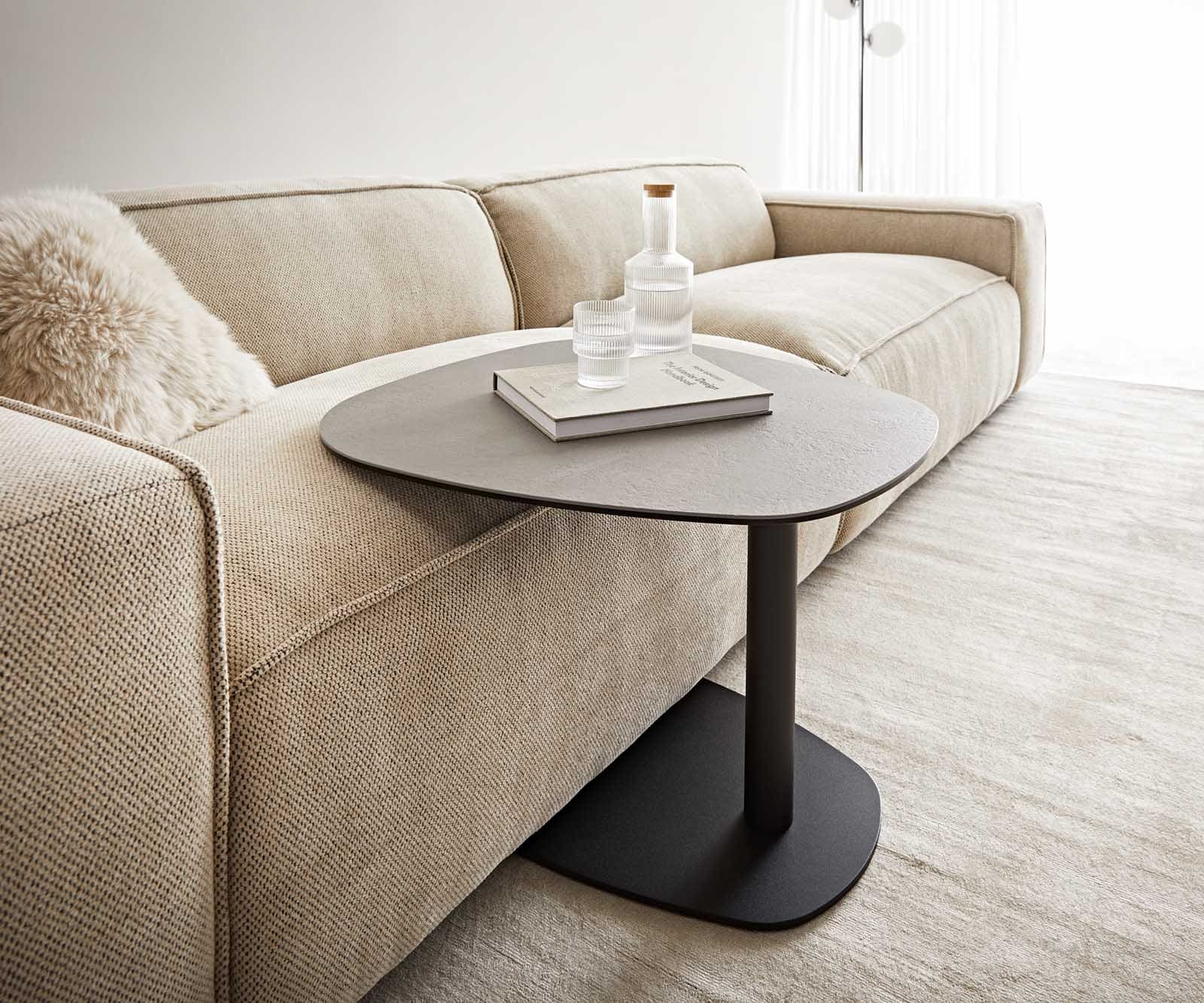 Bijzettafel Elenya 60x60 cm keramiek Aspetto Concreto betonkleurig onderstel metaal zwart 2 Bijzettafel Elenya 60x60 cm keramiek Aspetto Concreto betonkleurig onderstel metaal zwart 2