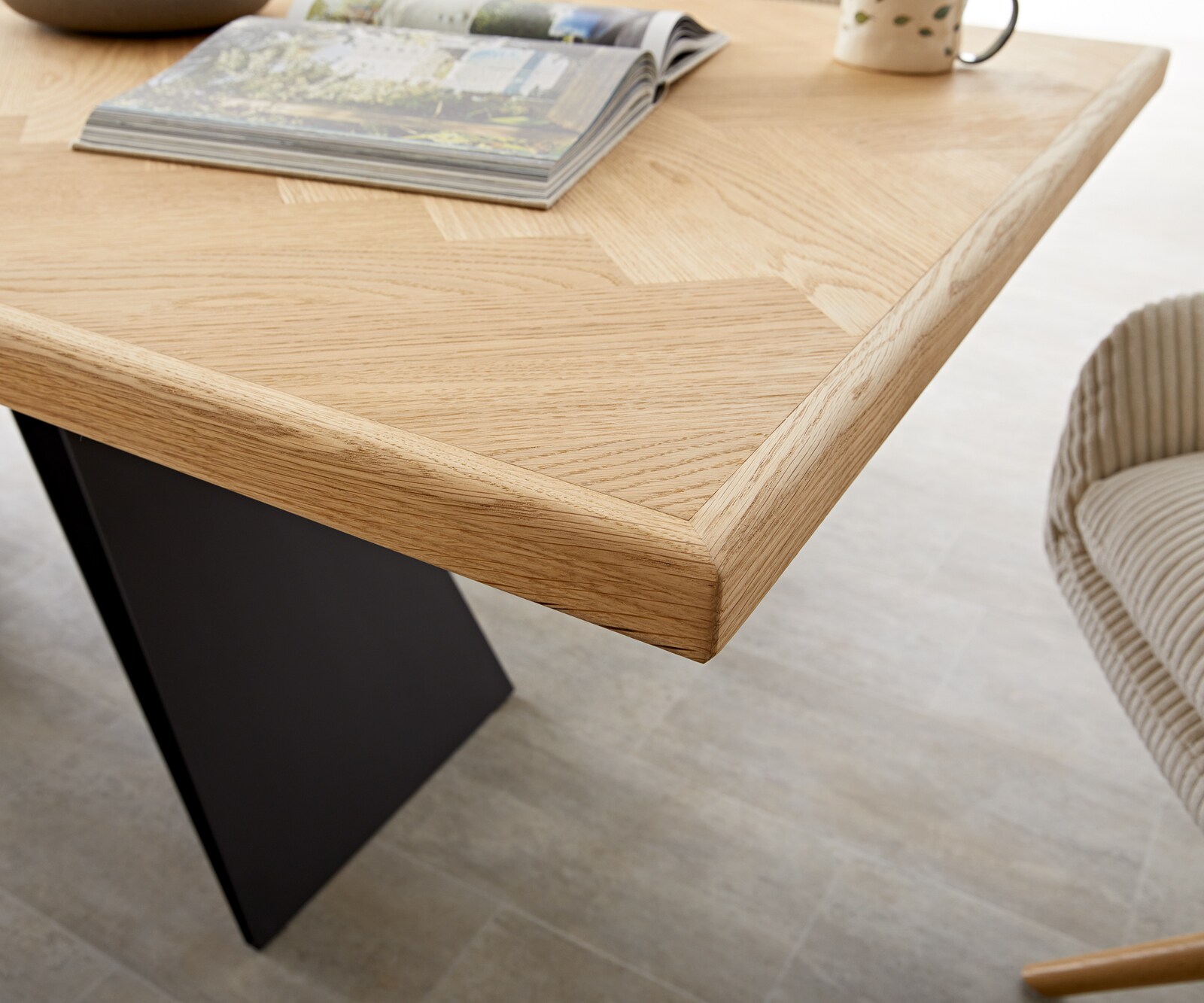 Eettafel Edge-Pure 200x100 eiken natuur Fishbone V-frame staal  zwart 2