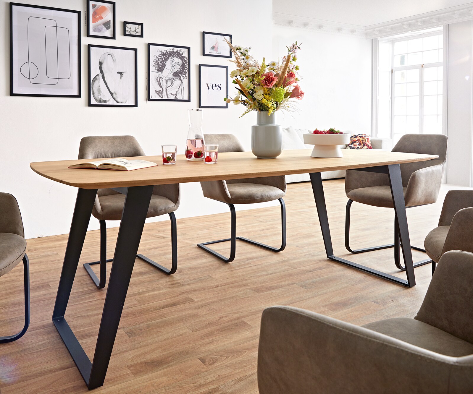 Eettafel Edge Boot 200x100x2,5-3 eiken natuur metaal schuin zwart  Schweizer Kante 1