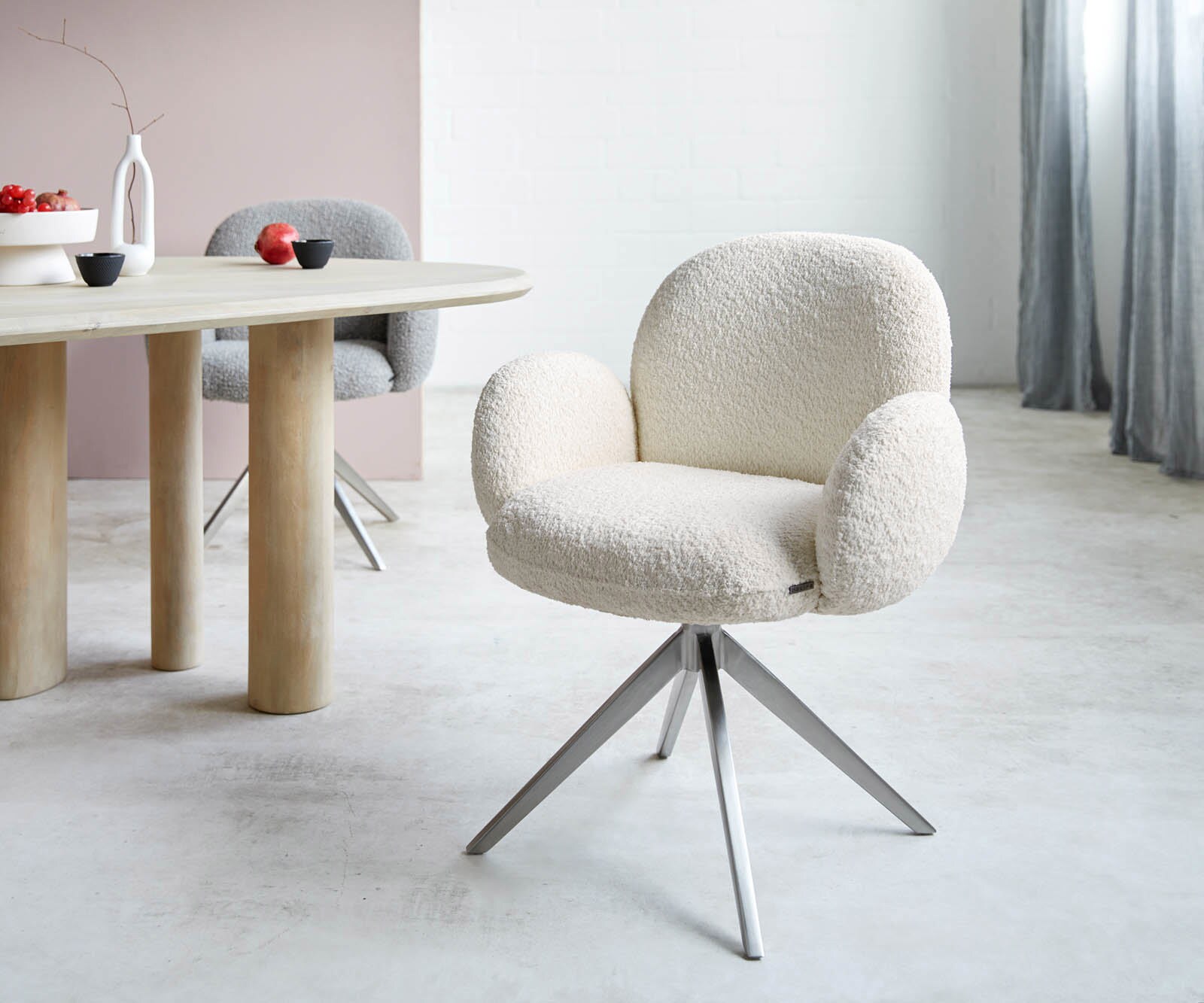 Draaistoel Nube-Flex met armleuning bouclé wit kruisframe breed roestvrij staal 360° draaibaar pocketveer kern