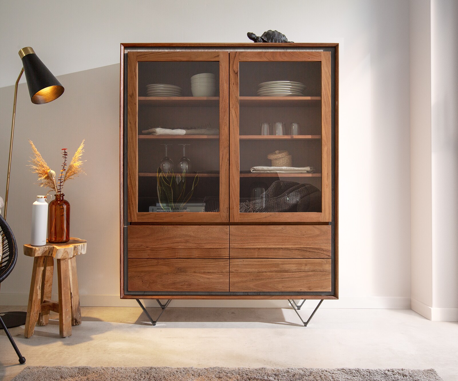 Boekenkast Stonegrace 120x150 cm acacia bruin steenfineer 2 deuren 4 laden V-poot zwart 1 Boekenkast Stonegrace 120x150 cm acacia bruin steenfineer 2 deuren 4 laden V-poot zwart 1