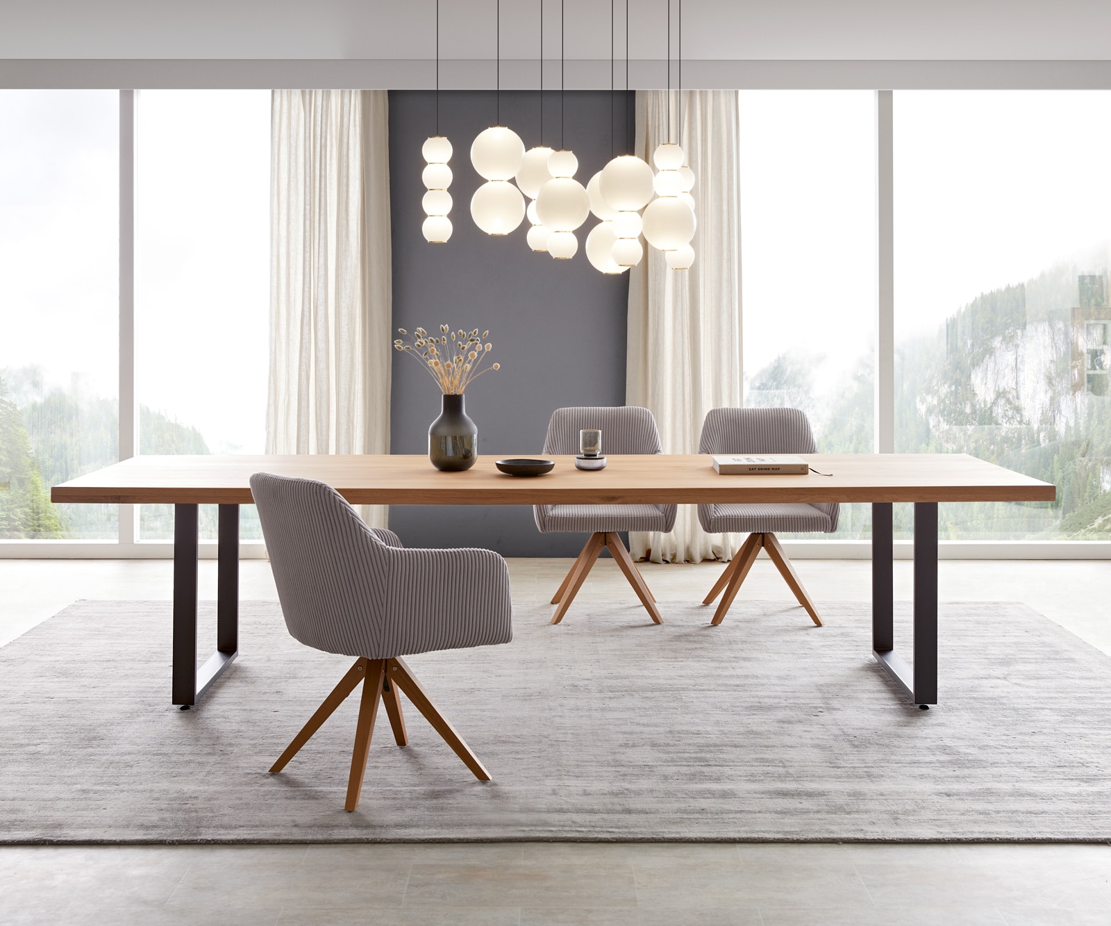 Eettafel Edge 300x100 eiken natuur skid zwart Eettafel Edge 300x100 eiken natuur skid zwart