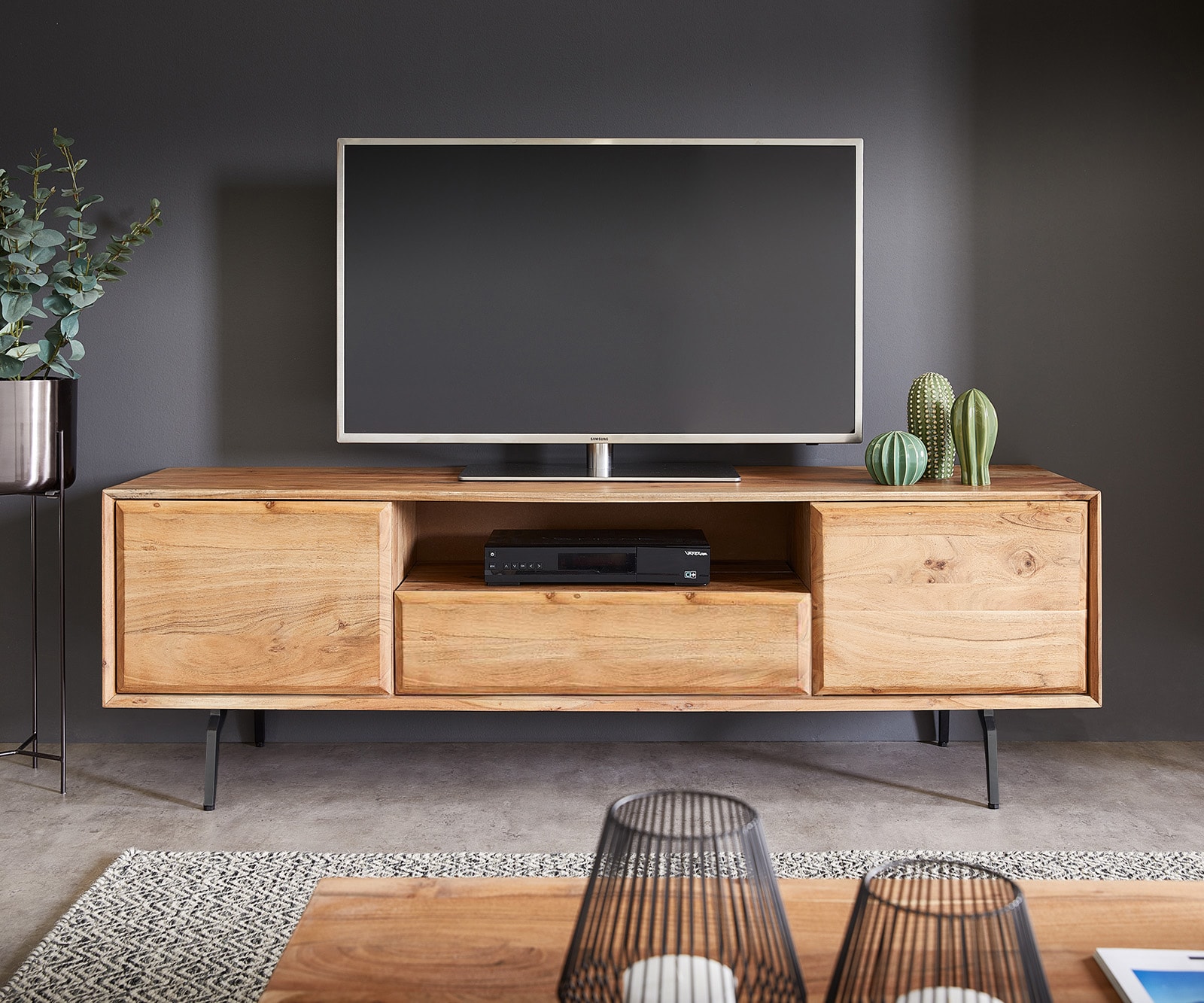 Tv-meubel Shari 160 cm natuur acacia 2 deuren 1 lade 1 vak Haakse poot metaal zwart 1 Tv-meubel Shari 160 cm natuur acacia 2 deuren 1 lade 1 vak Haakse poot metaal zwart 1