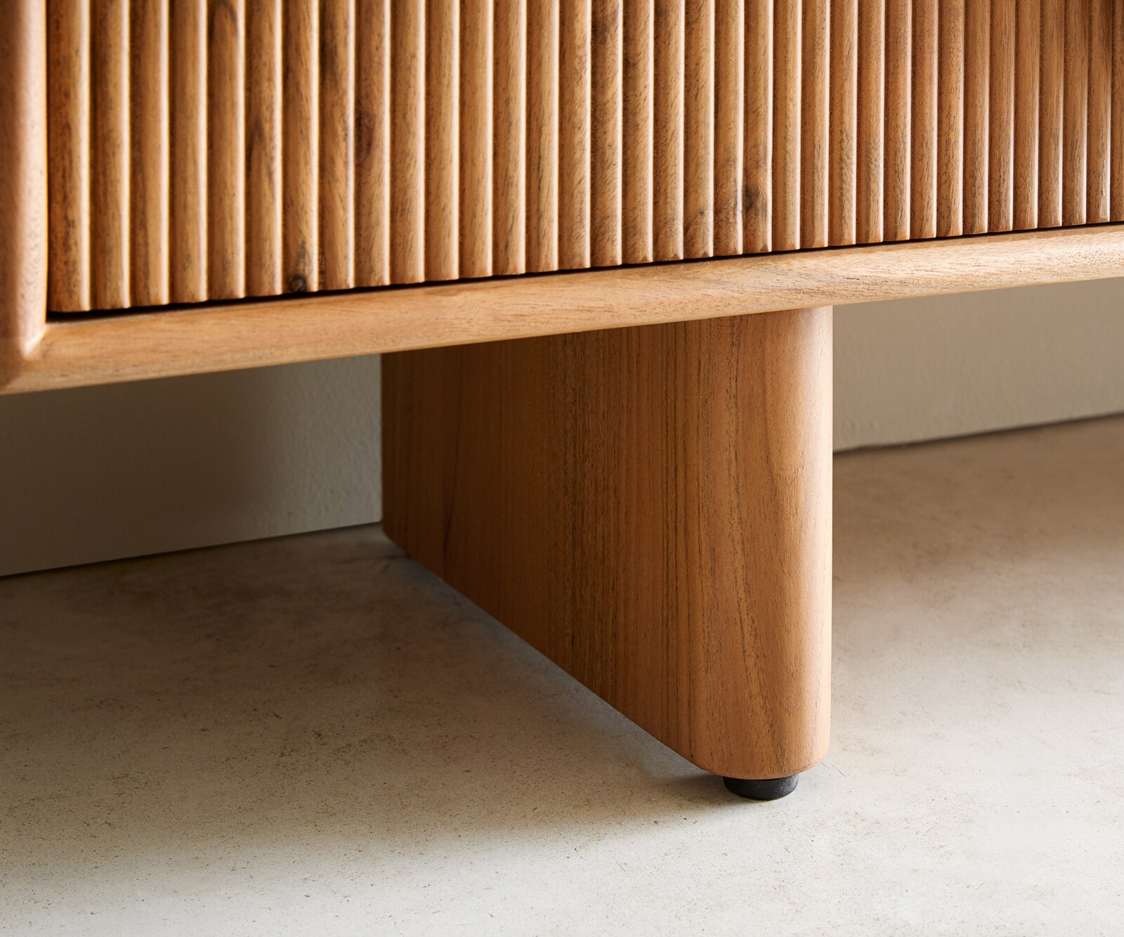 Dressoir Surimu 175 cm acacia lichtbruin 4 deuren 2 compartimenten kurkgreep houten poten 8