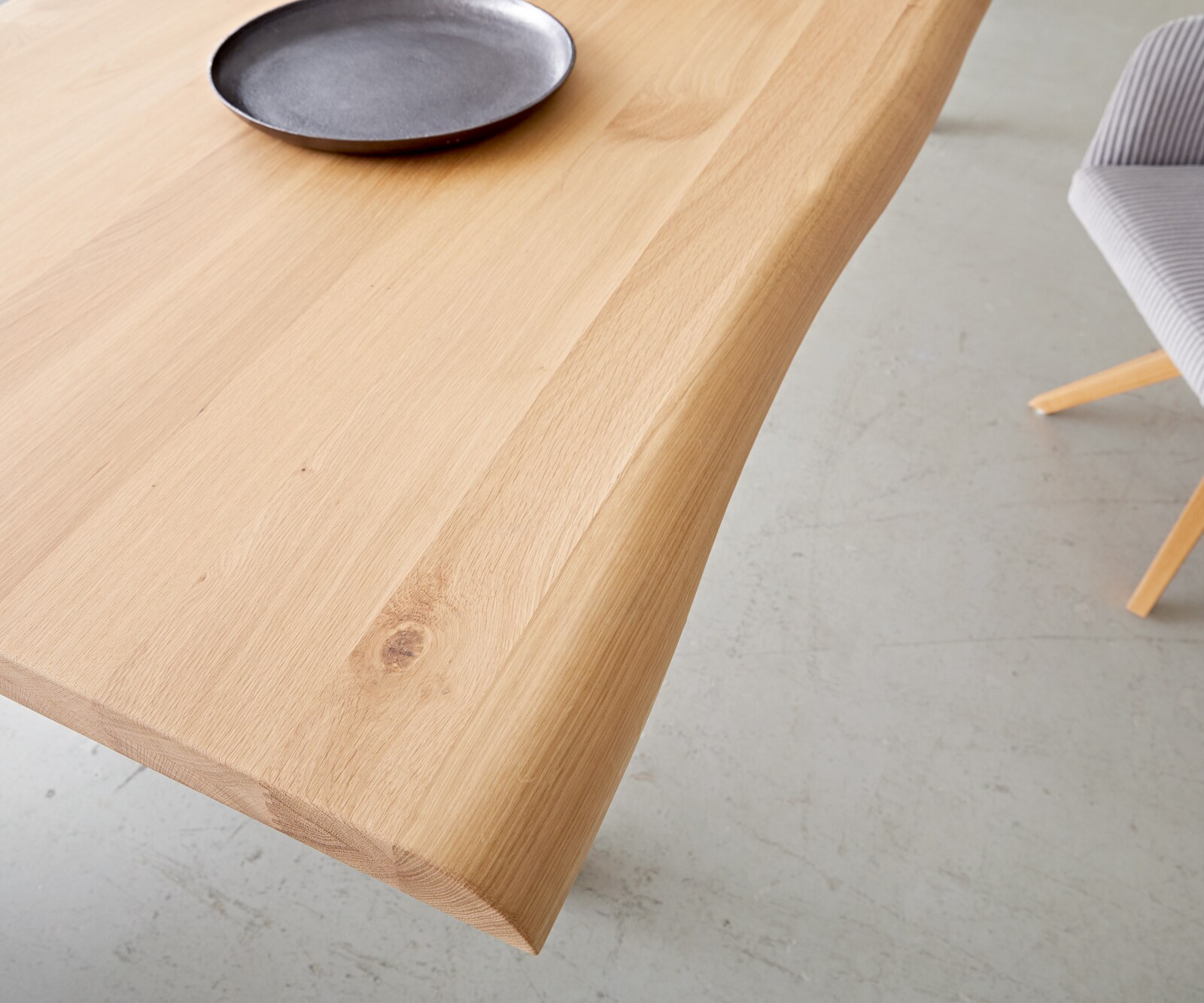 Eettafel Edge 260x100 eiken natuur roestvrij staal  schuin Live-Edge 5