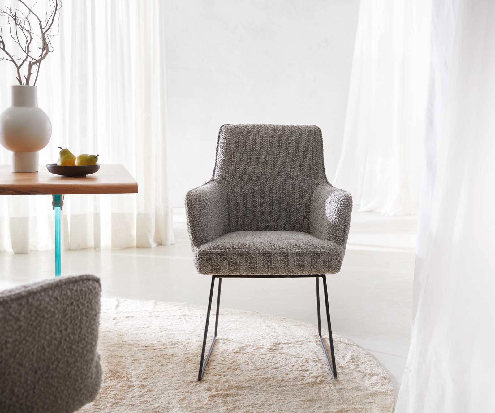 Eetkamerstoel Heira-Flex met armleuning bouclé zilver grijs slipframe zwart pocketveer kern 1 Eetkamerstoel Heira-Flex met armleuning bouclé zilver grijs slipframe zwart pocketveer kern 1