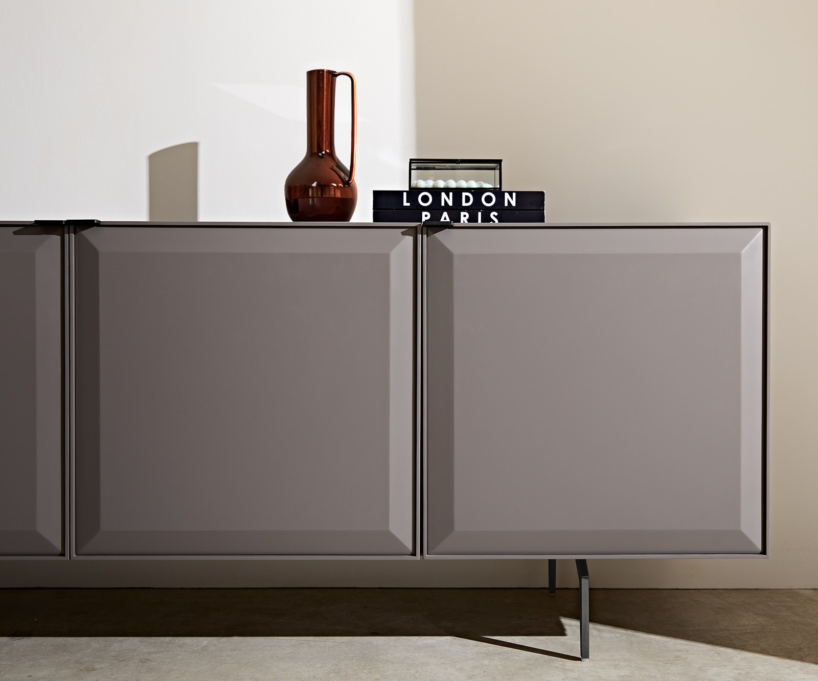 Tv-meubel Marellia 220 cm Grijs 3 deuren 2 laden Haakse poot Metaal zwart 4 Tv-meubel Marellia 220 cm Grijs 3 deuren 2 laden Haakse poot Metaal zwart 4