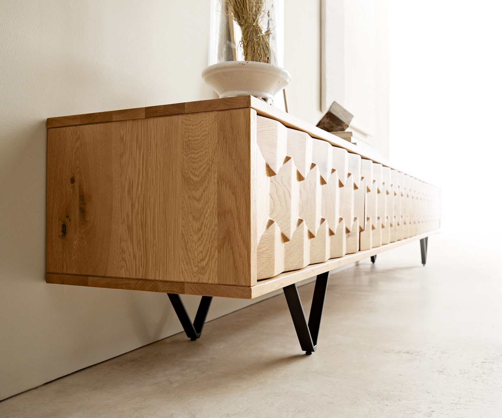 Tv-meubel Fevo 220 cm natuur eiken 4 deuren V-poot metaal zwart 6 Tv-meubel Fevo 220 cm natuur eiken 4 deuren V-poot metaal zwart 6