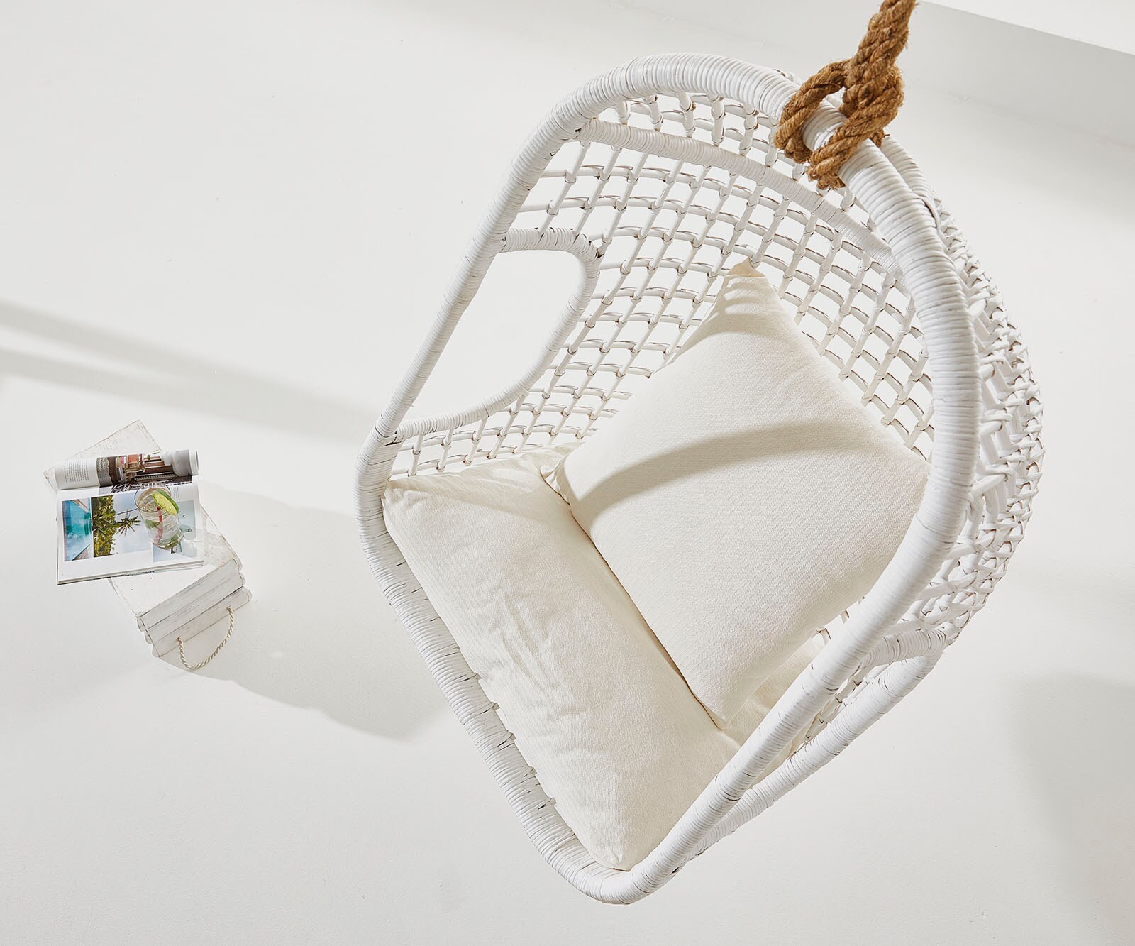 Edessa hangfauteuil met witte rotan kussens 3 Edessa hangfauteuil met witte rotan kussens 3