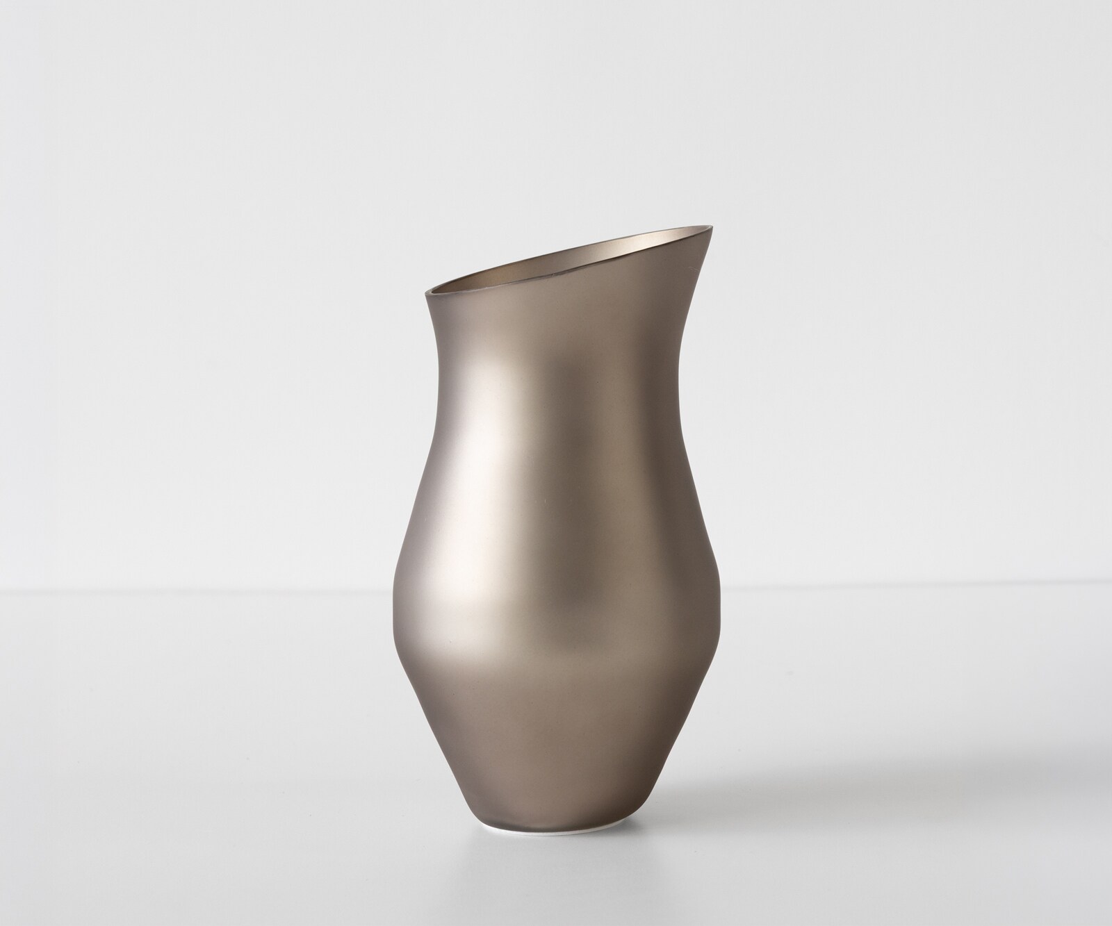 Vaas Curvia B18 x D11 x H41 cm Glas Opal Mondgeblazen 1
